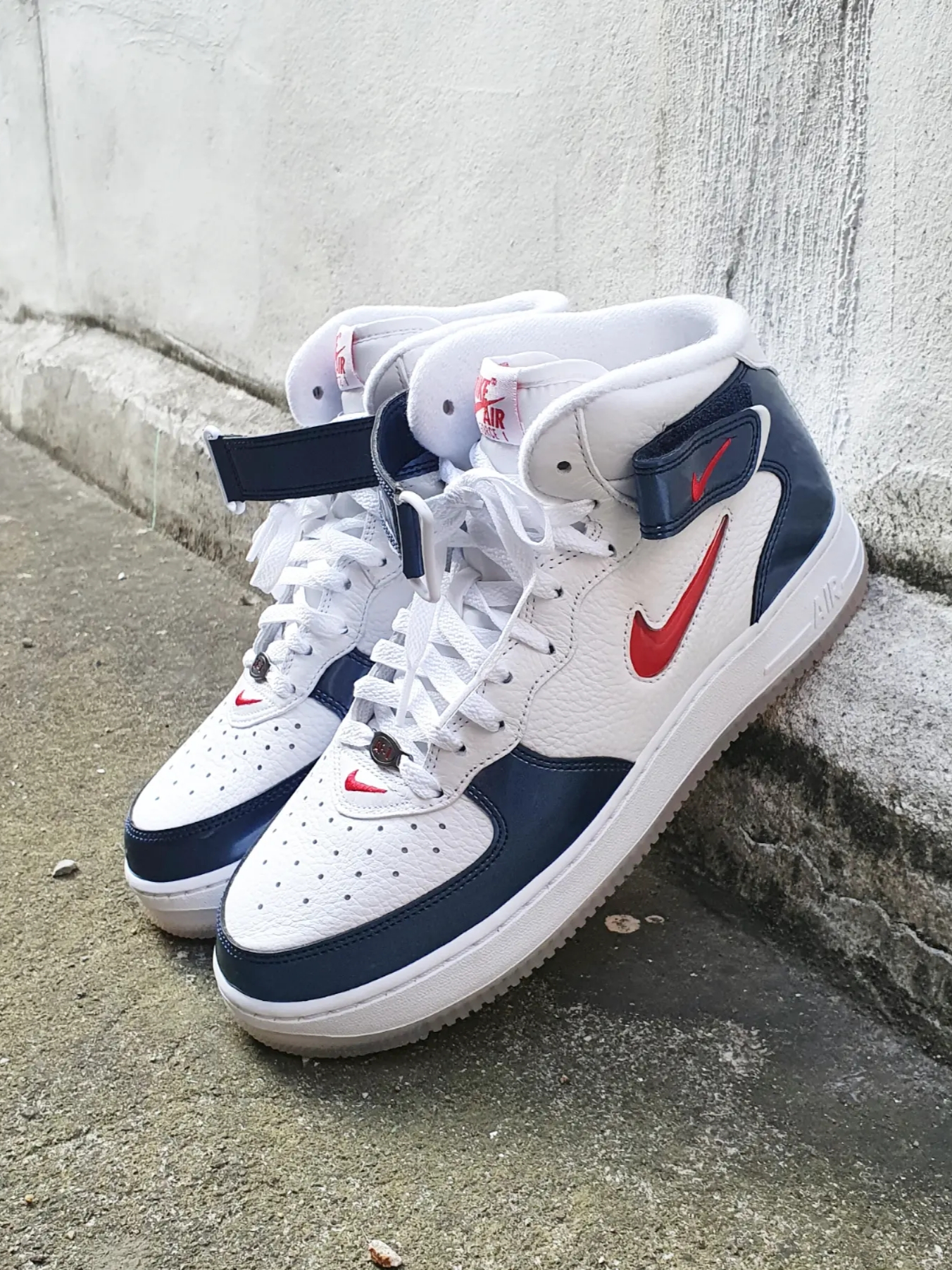 Nike Air Force 1 Mid QS University Red and Midnight Navy 착용 스타일 - 2