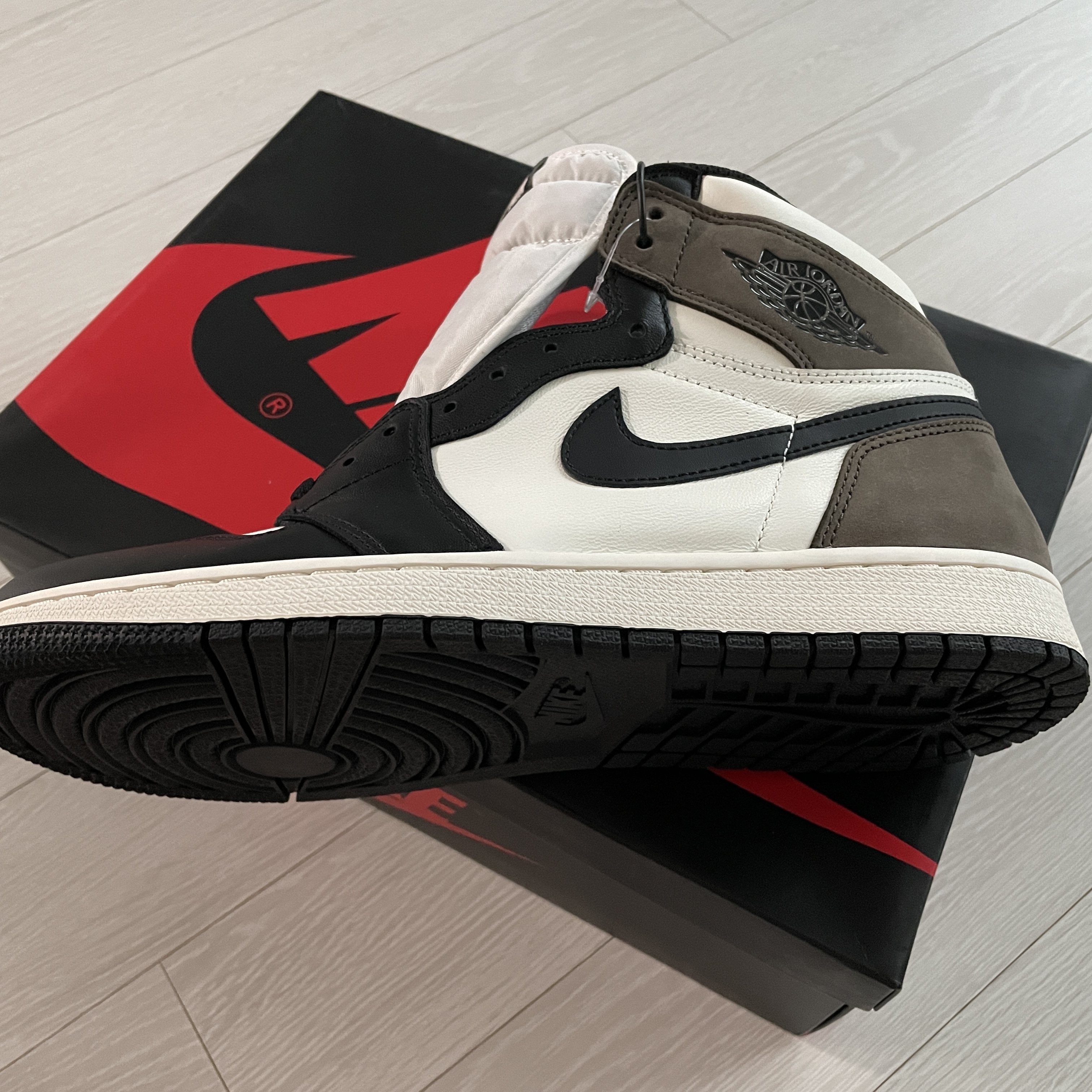 Jordan 1 Retro High OG Black Mocha 착용 스타일