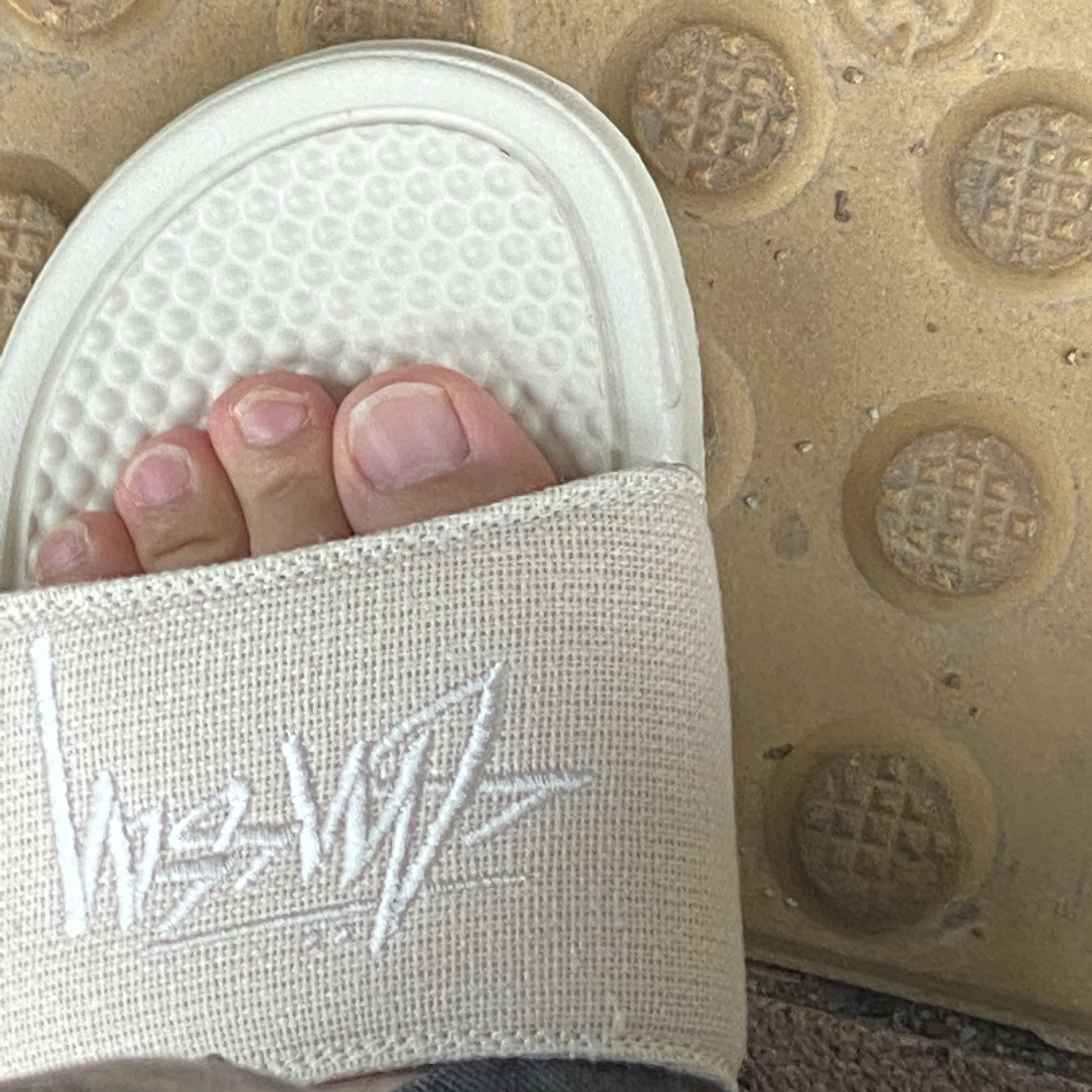 Nike x Stussy Benassi Hemp Slide Fossil Stone 착용 스타일