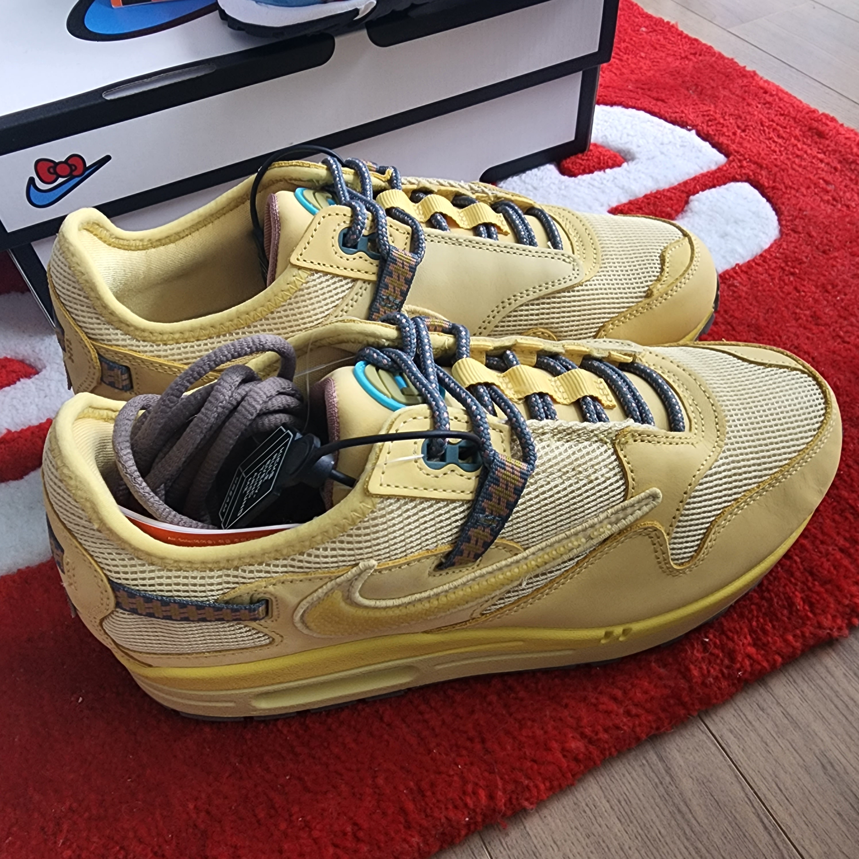 Nike x Travis Scott Air Max 1 Cact.us Gold 착용 스타일 - 2