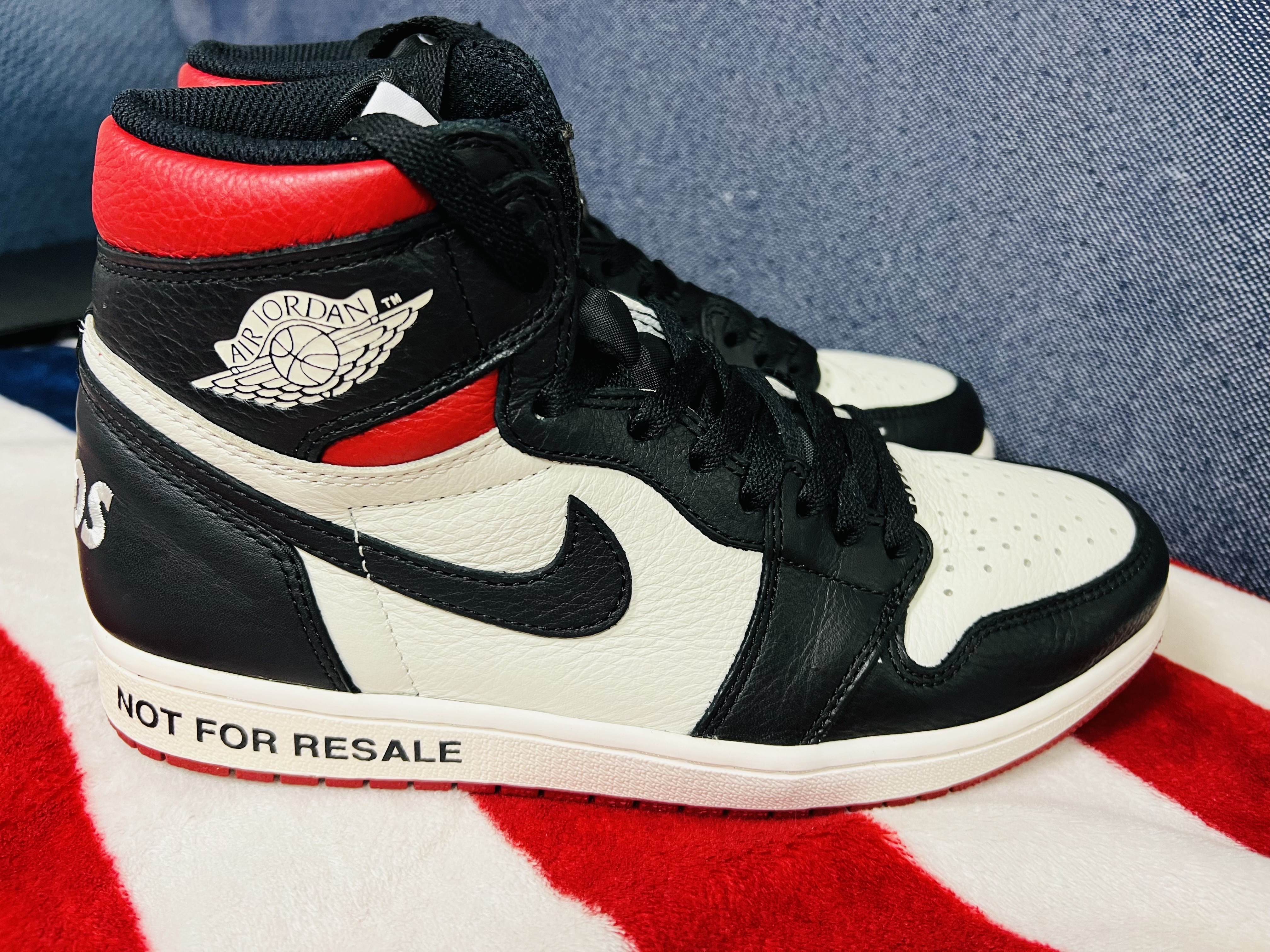 Jordan 1 Retro High Not for Resale Varsity Red, Nike x Travis Scott Air Max 1 Cact.us Brown 착용 스타일 - 1