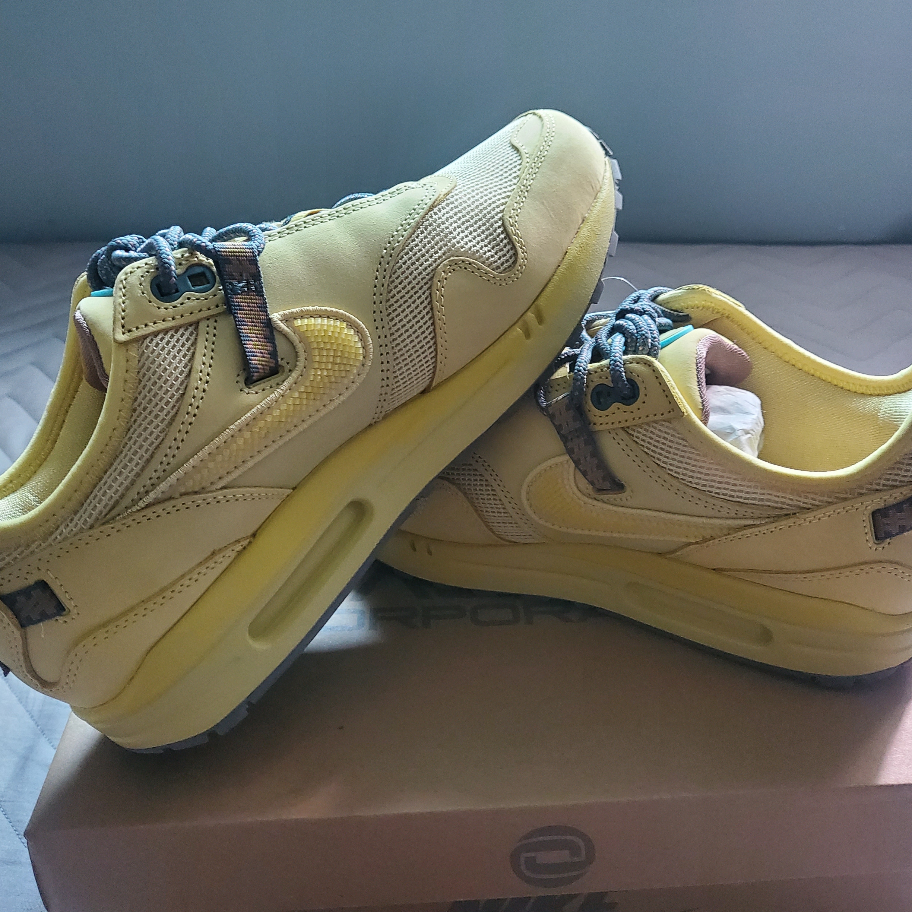 Nike x Travis Scott Air Max 1 Cact.us Gold 착용 스타일 - 2