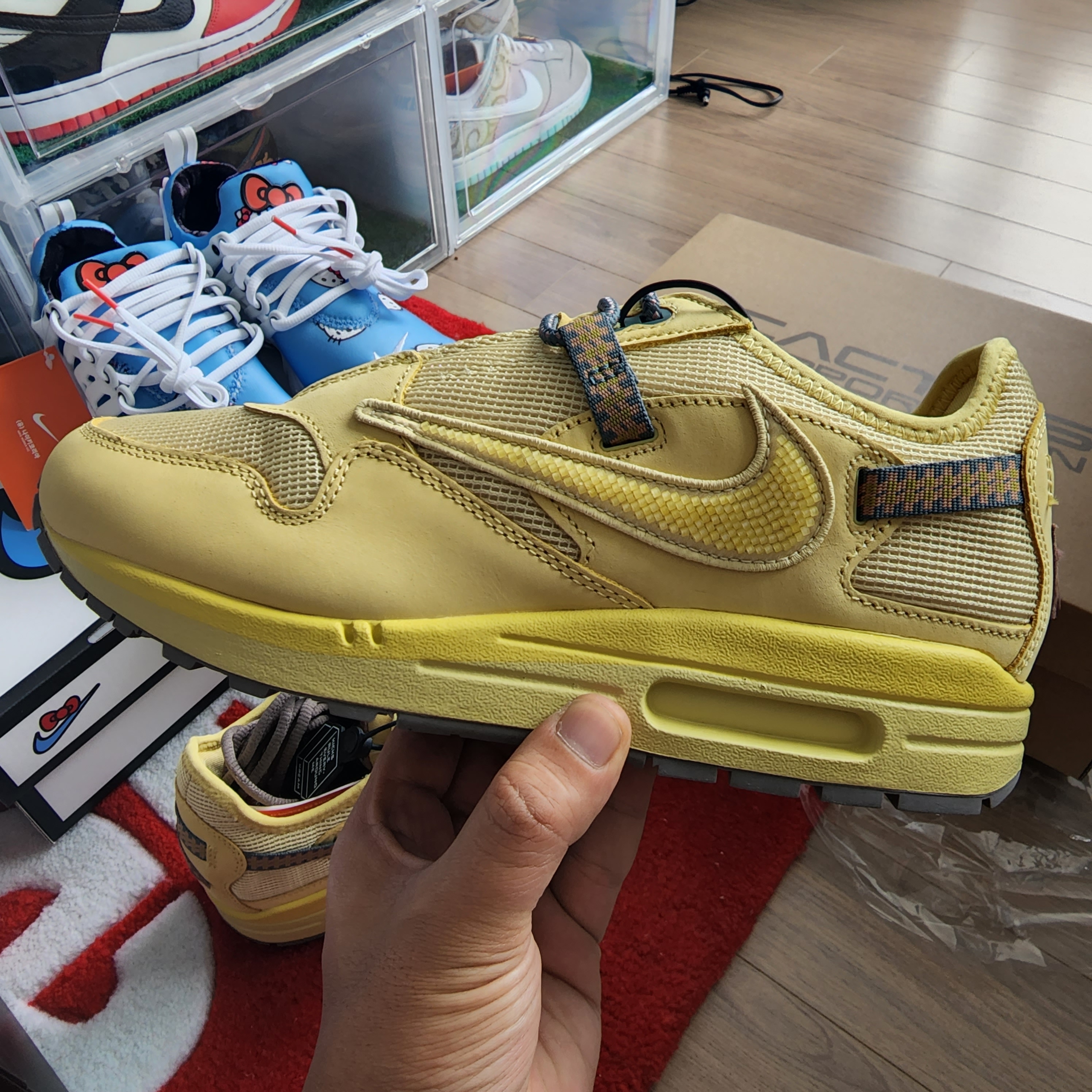 Nike x Travis Scott Air Max 1 Cact.us Gold 착용 스타일 - 1