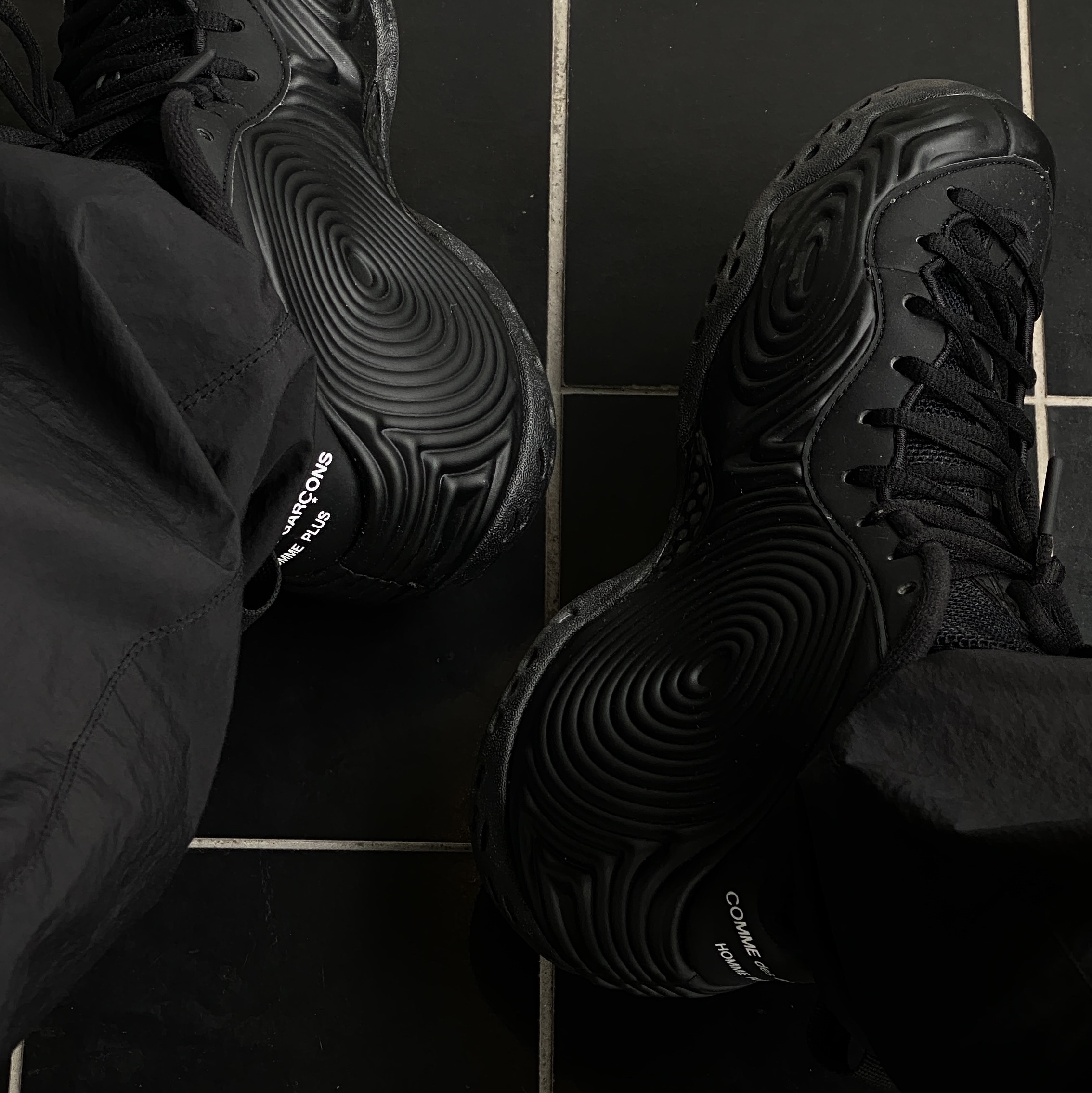 Nike x Comme des Garcons Homme Plus Air Foamposite One Black 착용 스타일 - 1