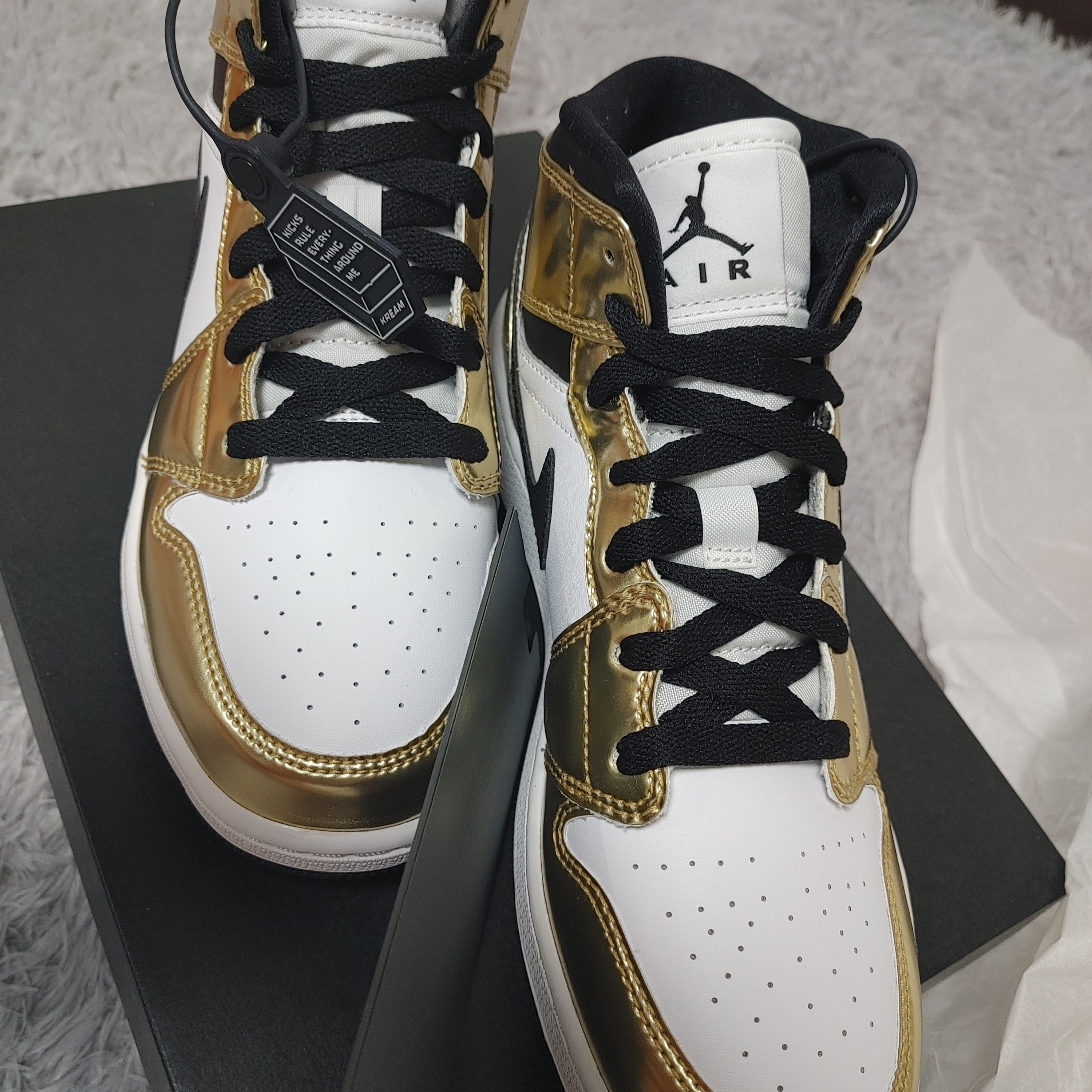 Jordan 1 Mid SE Metallic Gold 착용 스타일 - 1