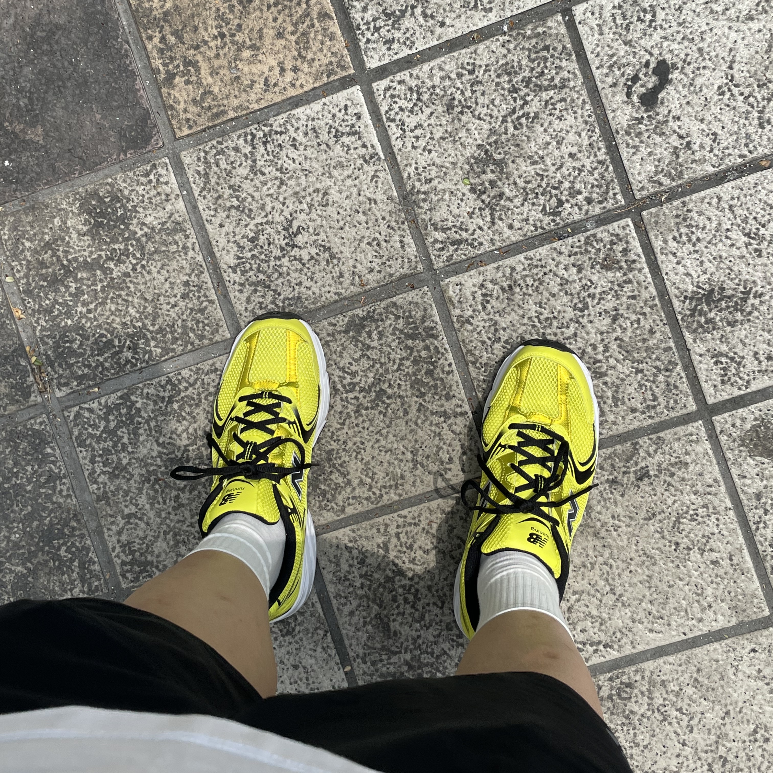 New Balance 530 Yellow 착용 스타일