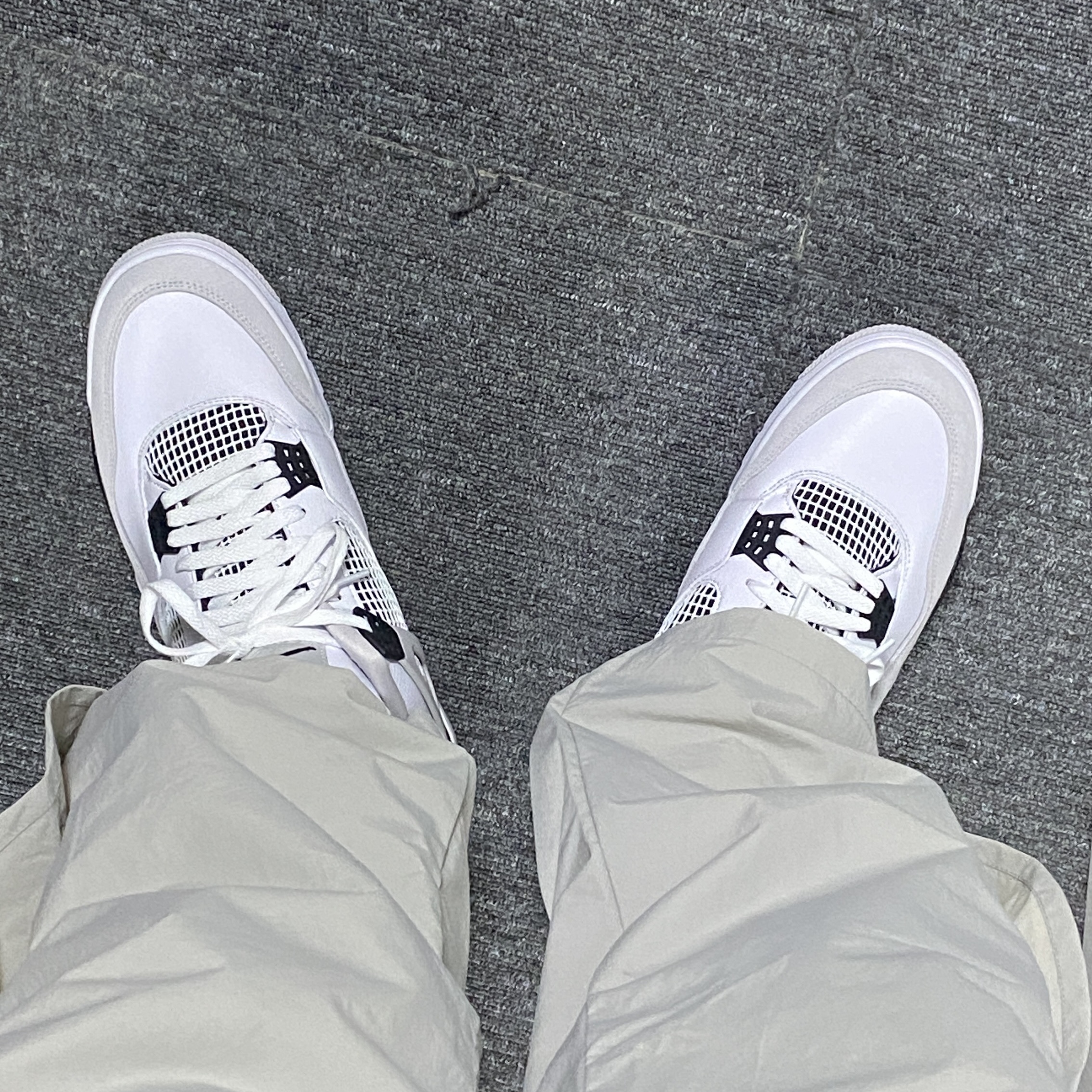 Jordan 4 Retro White and Black 착용 스타일