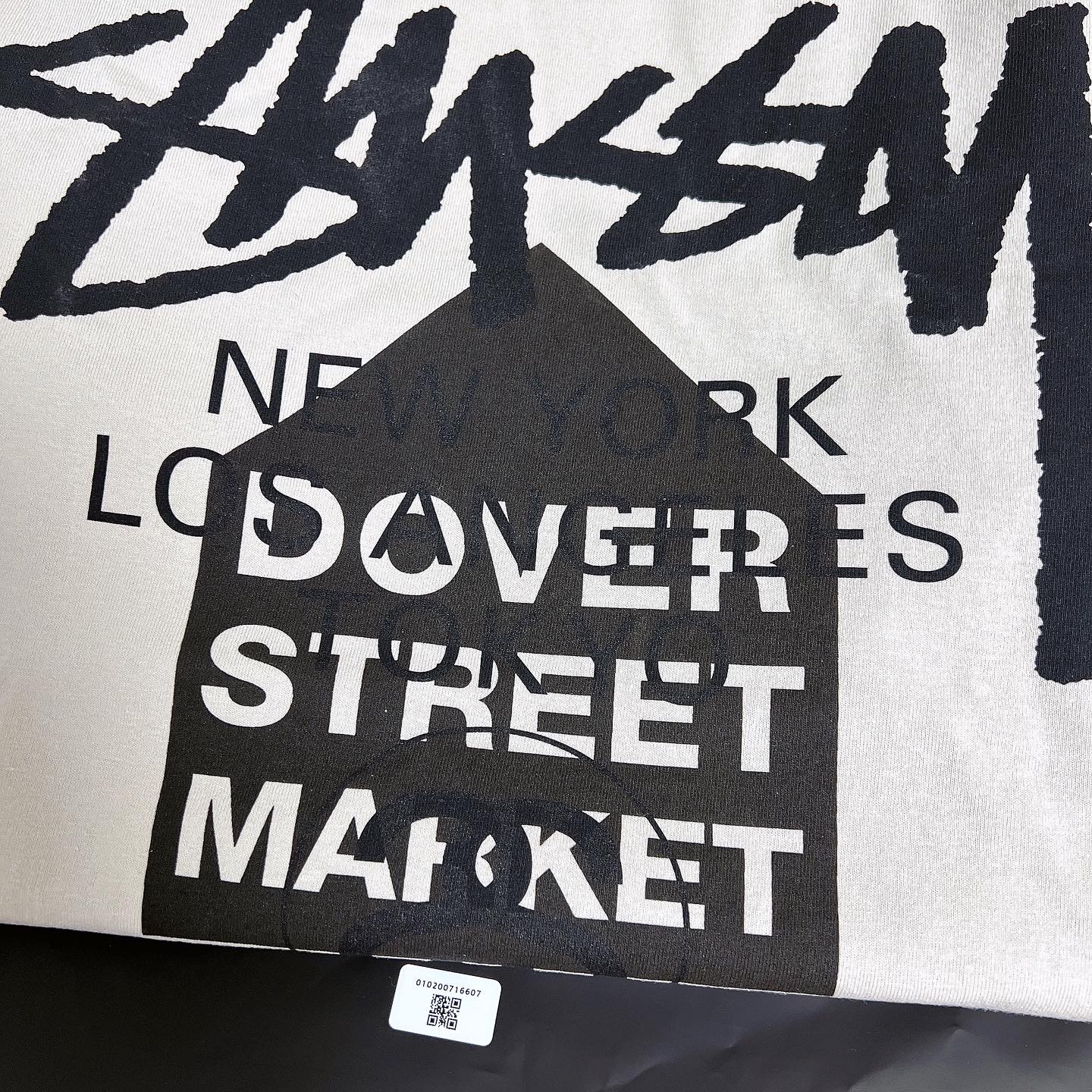 Stussy DSM World Tour T-Shirt Smoke 2022 착용 스타일 - 2