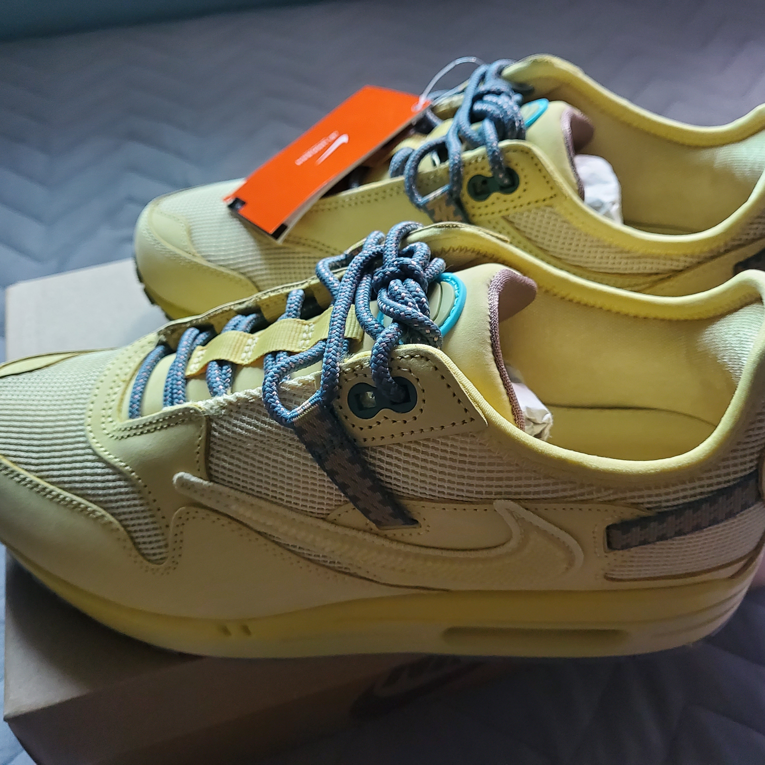 Nike x Travis Scott Air Max 1 Cact.us Gold 착용 스타일 - 1