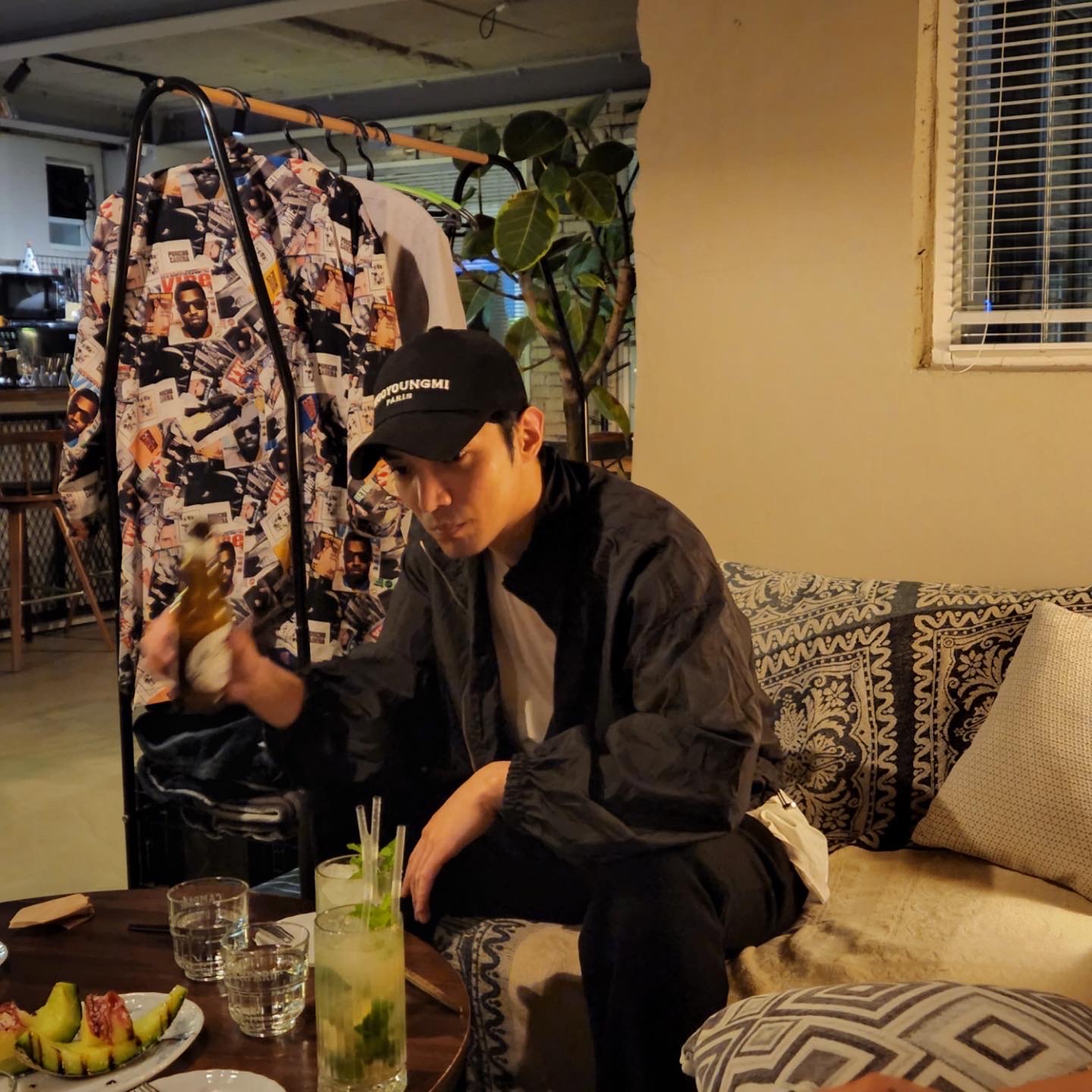Wooyoungmi White Embroidered Logo Ball Cap Black 착용 스타일 - 1