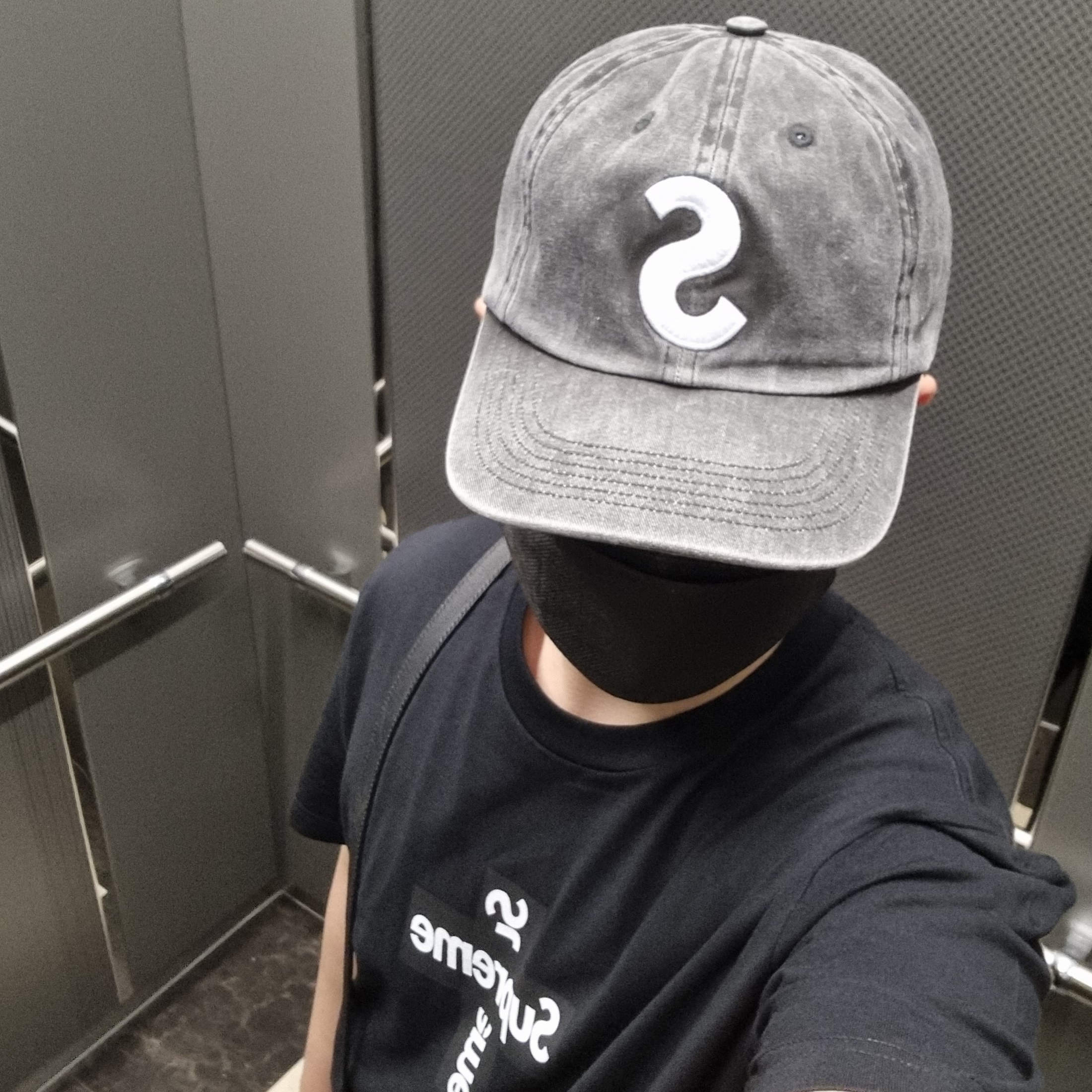 Supreme Pigment Print S Logo 6-Panel Black - 20SS, Supreme Cross Box Logo T-Shirt Black - 20FW 착용 스타일