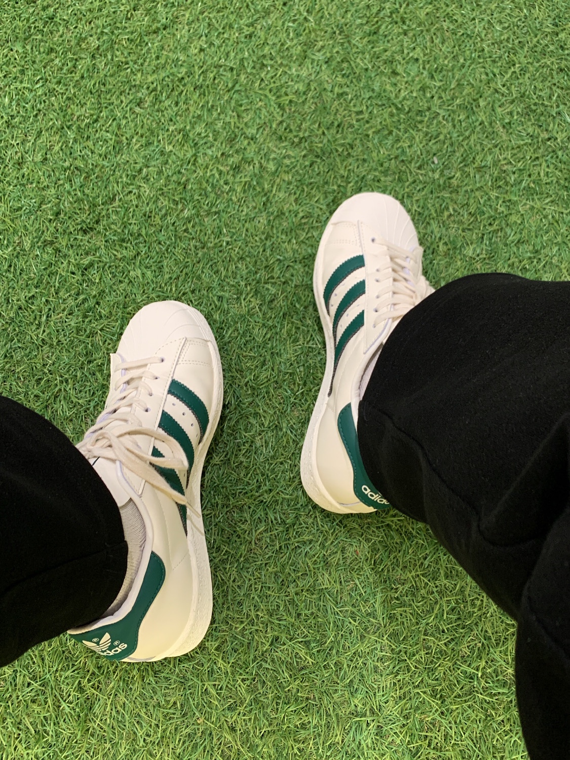 Adidas Superstar 82 Off White Dark Green, Adidas Superstar 82 Black White 착용 스타일 - 1