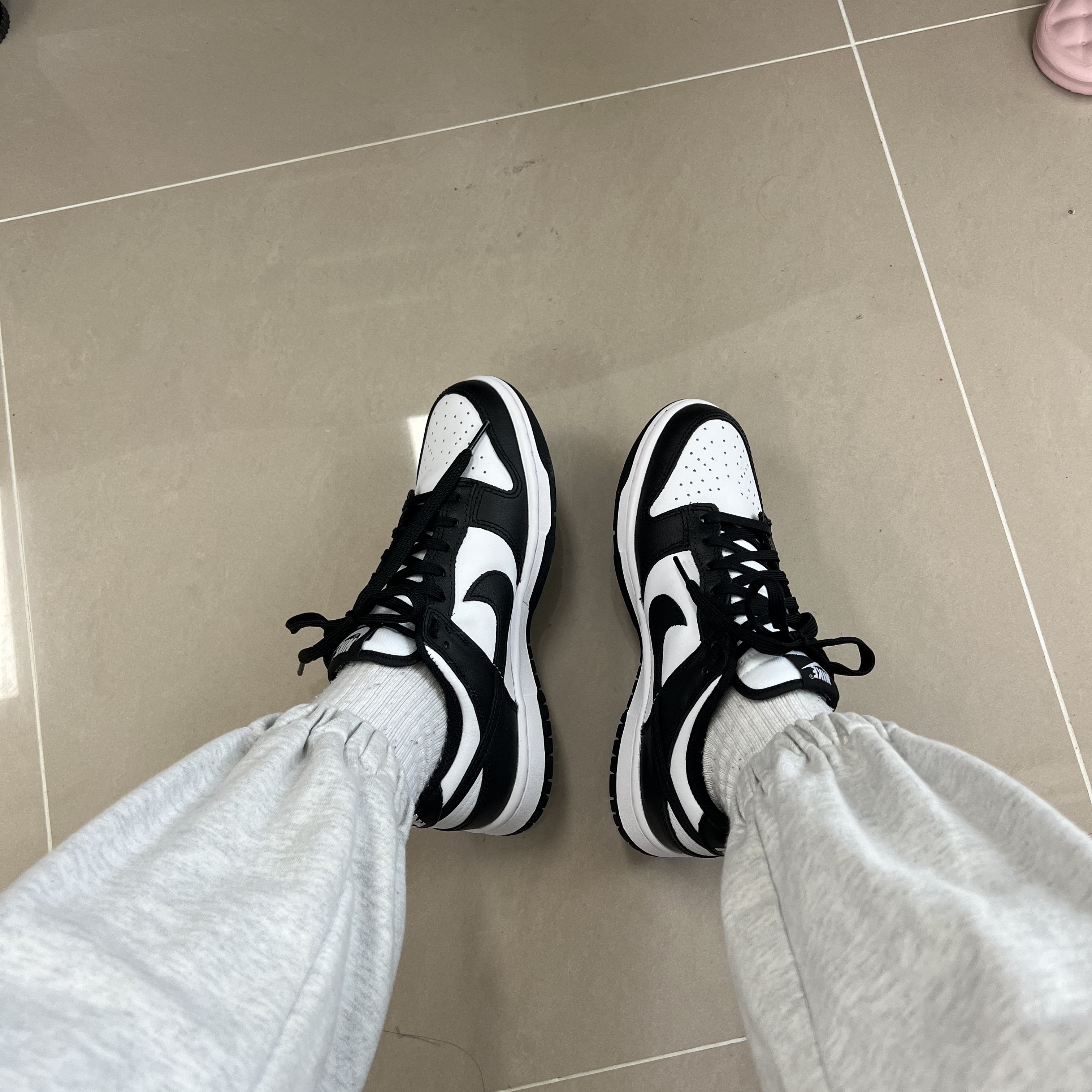 (W) Nike Dunk Low Black 착용 스타일 - 2