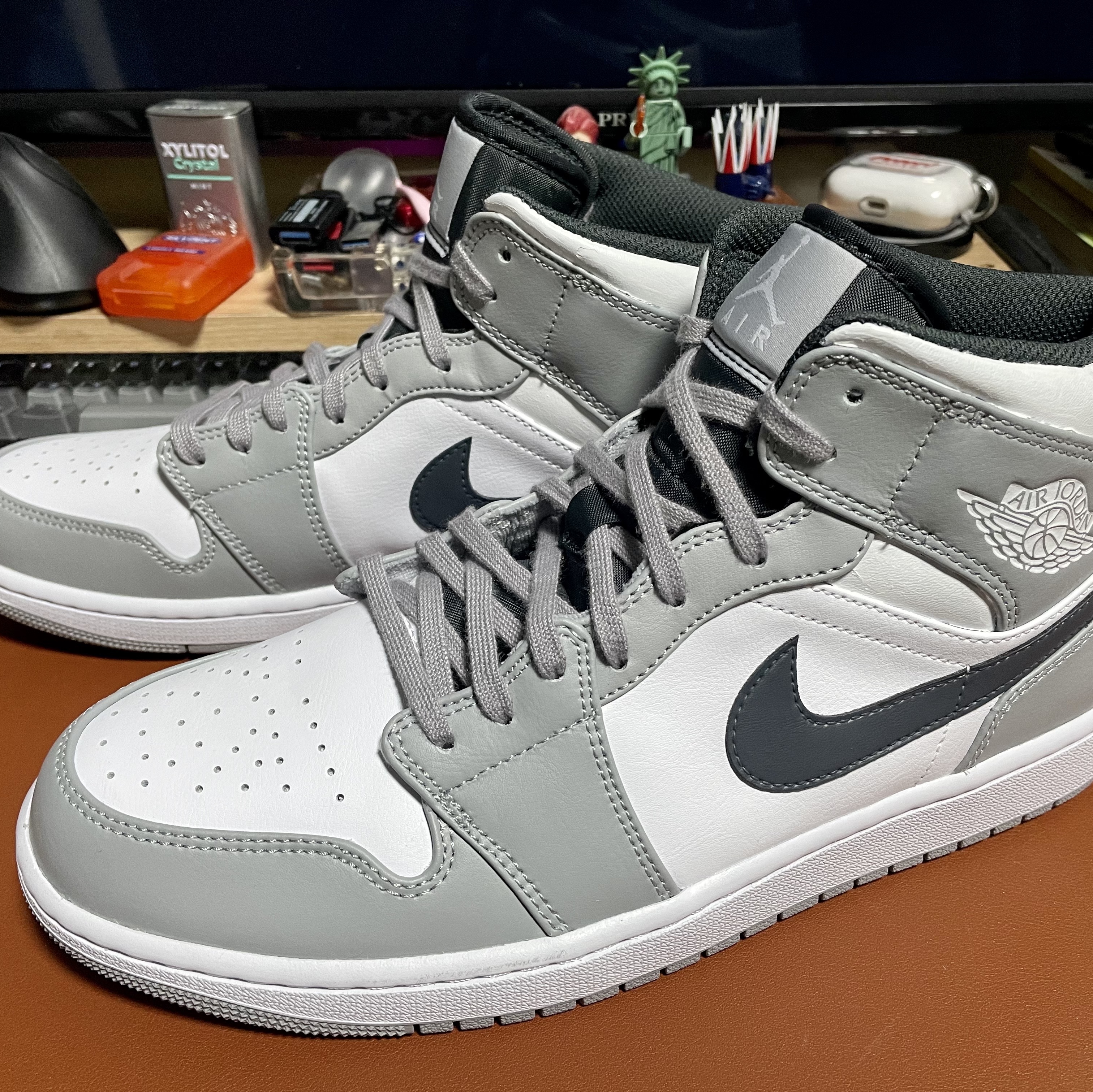 Jordan 1 Mid Light Smoke Grey Anthracite 착용 스타일 - 3