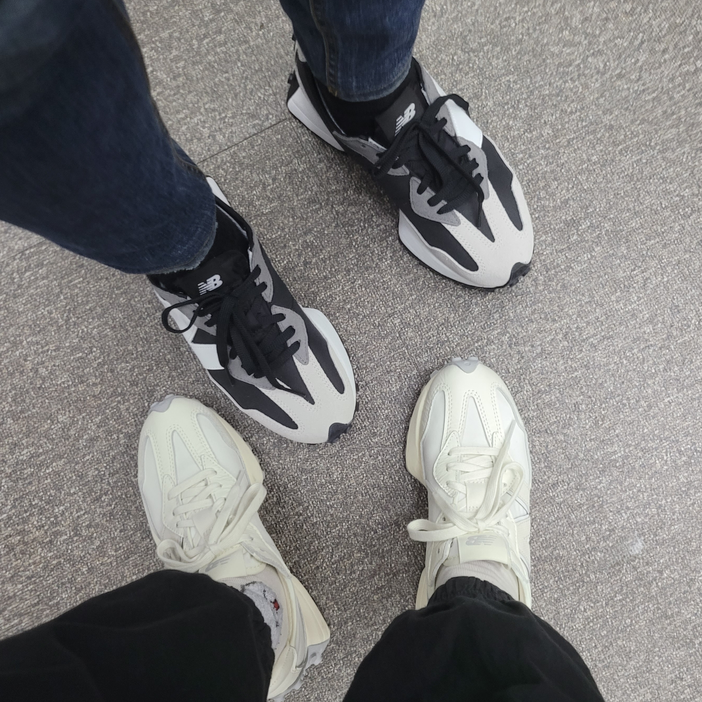 New Balance 327 Black Grey, New Balance 327 Shifted White Pack 착용 스타일 - 5