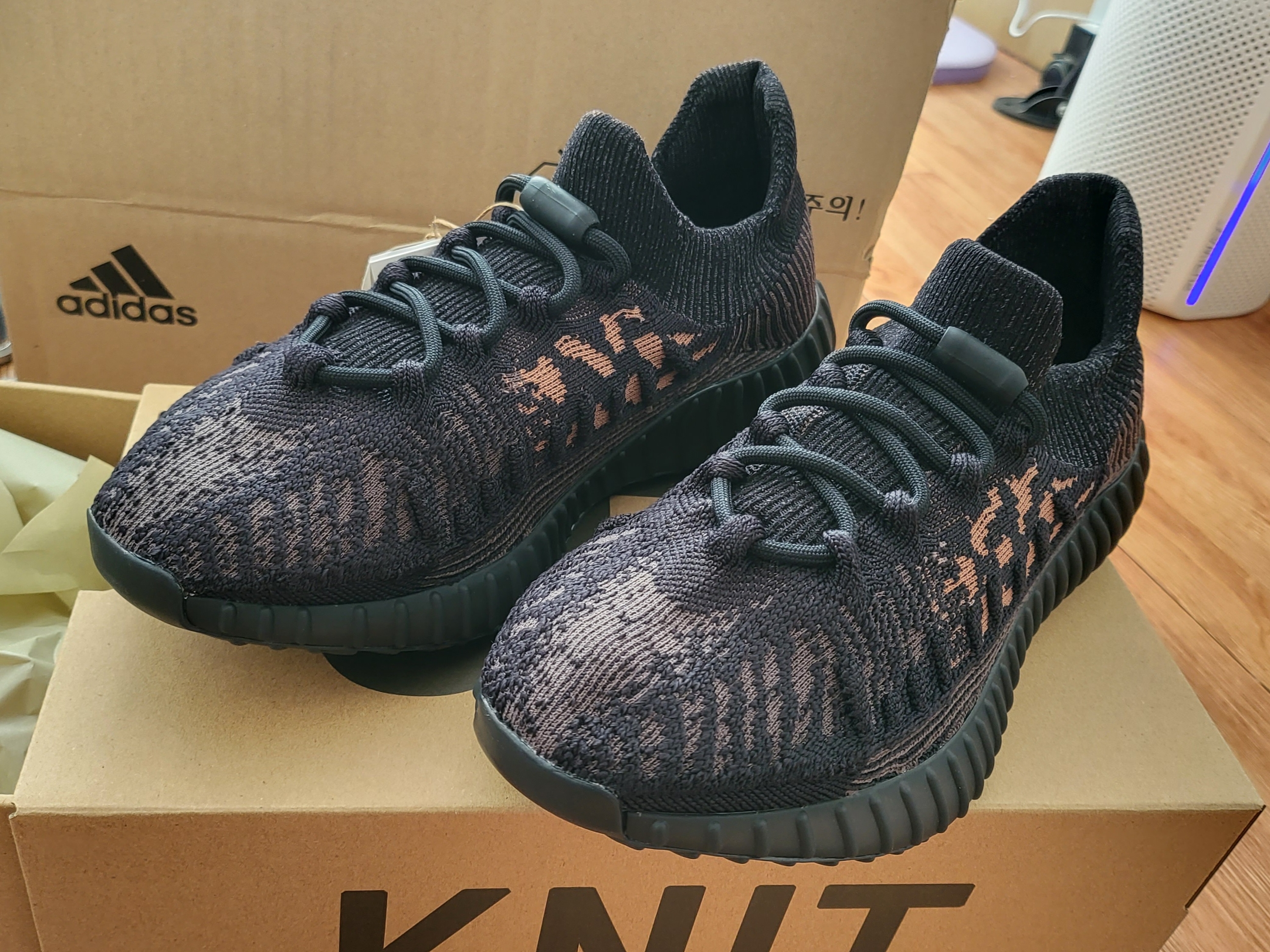 Adidas Yeezy 350 V2 CMPCT Slate Carbon 착용 스타일 - 2