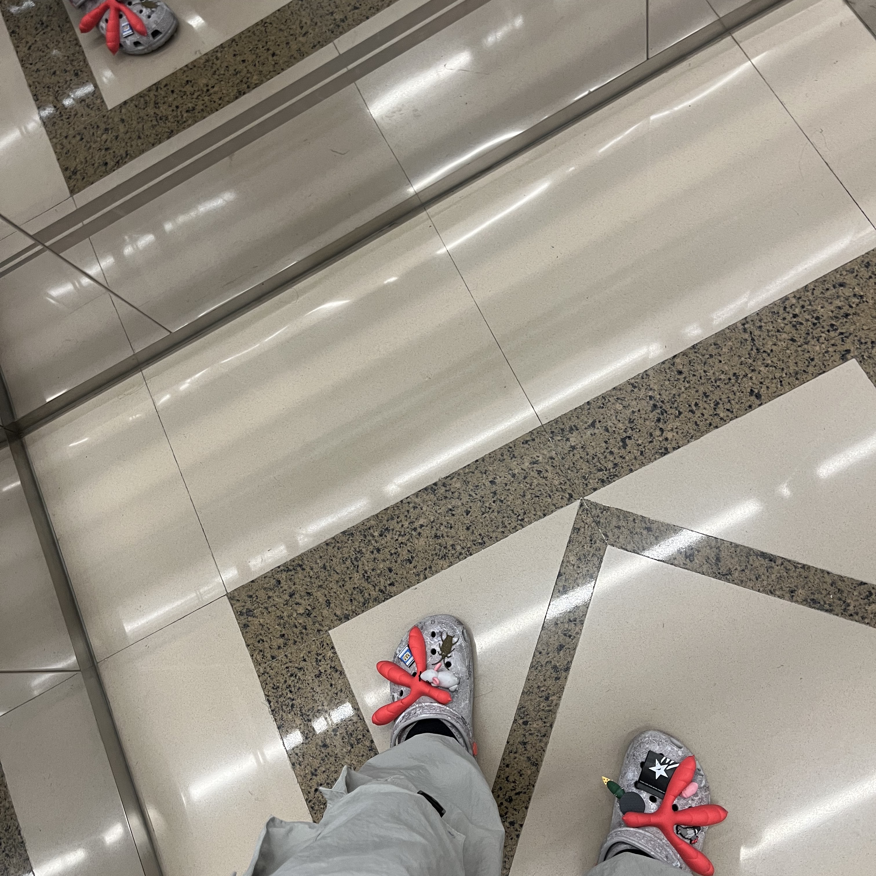 Crocs x Staple Classic Clog Grey Red 착용 스타일