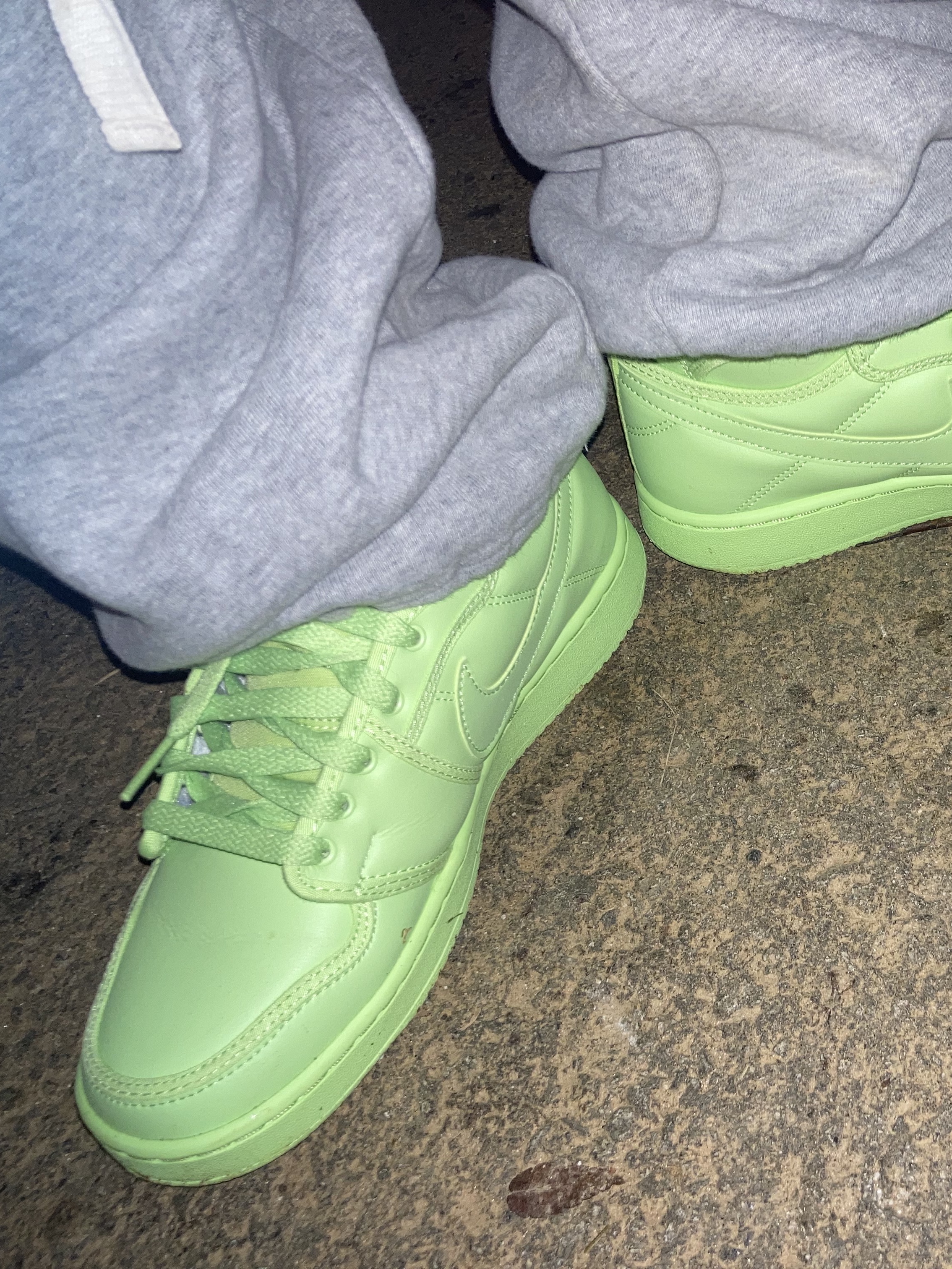 (W) Jordan 1 x Billie Eilish KO SP Lime Green, Stussy World Tour LS T-Shirt White 착용 스타일 - 2