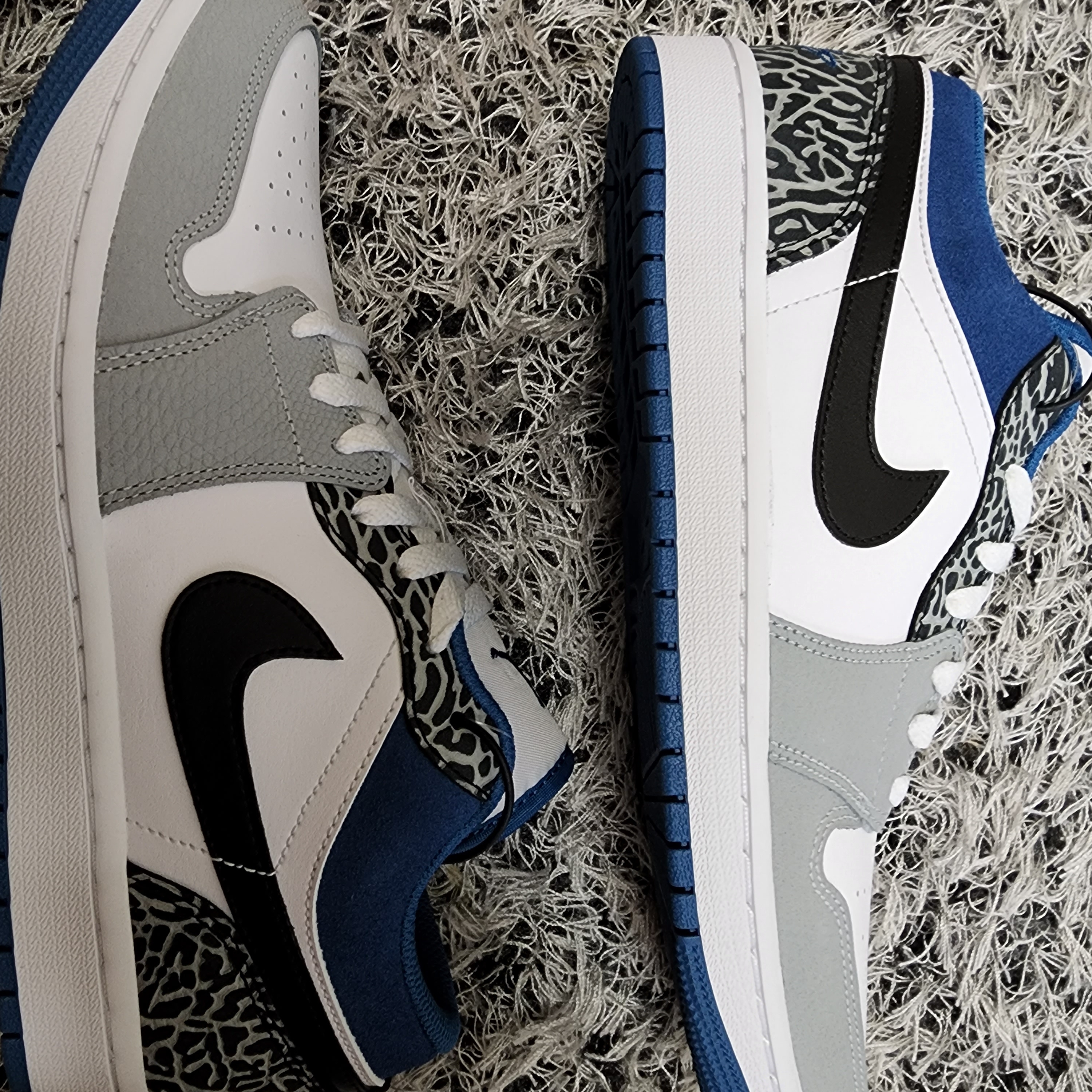 Jordan 1 Low SE White Cement Grey Blue 착용 스타일 - 3
