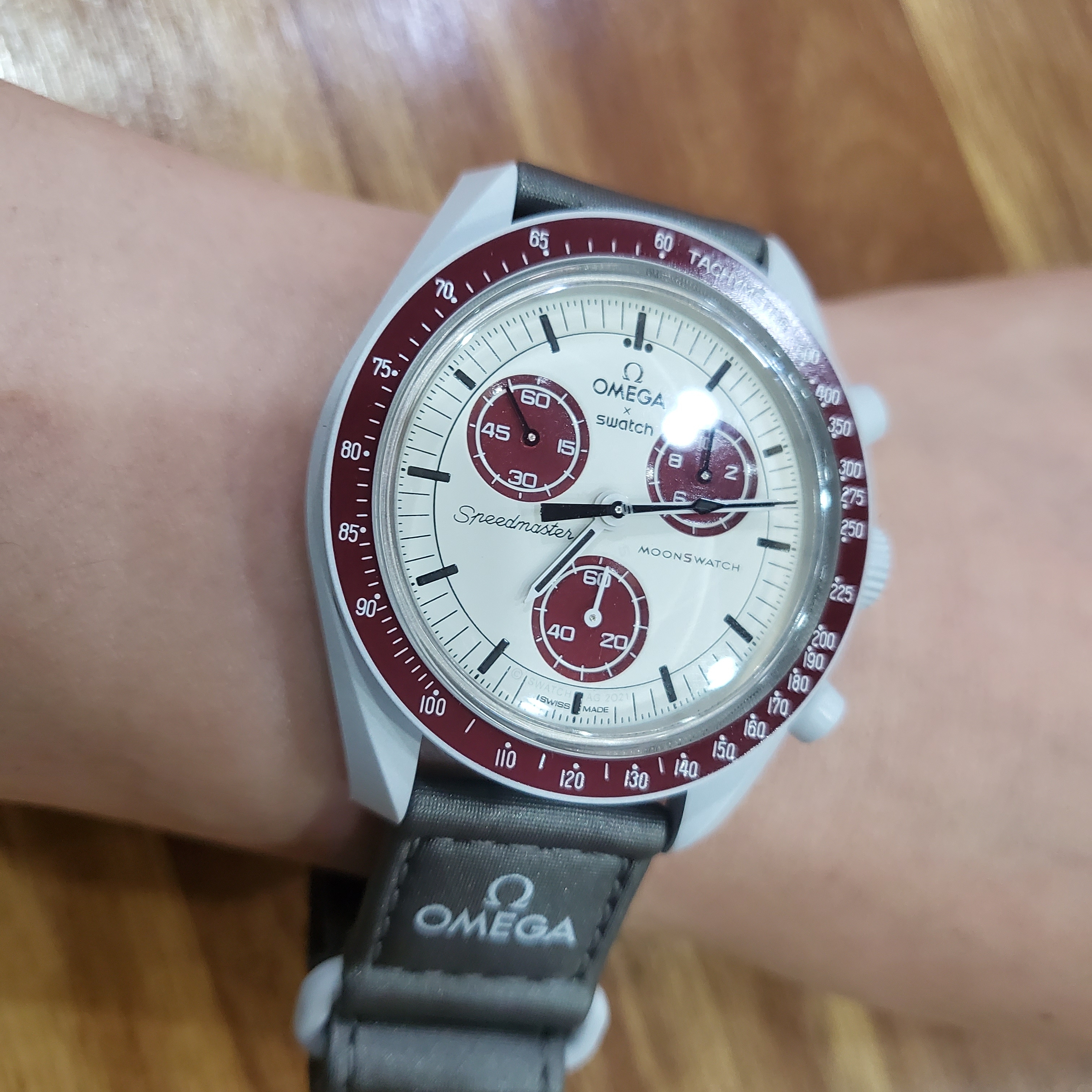 Swatch x Omega Bioceramic MoonSwatch Mission To Pluto 착용 스타일 - 1
