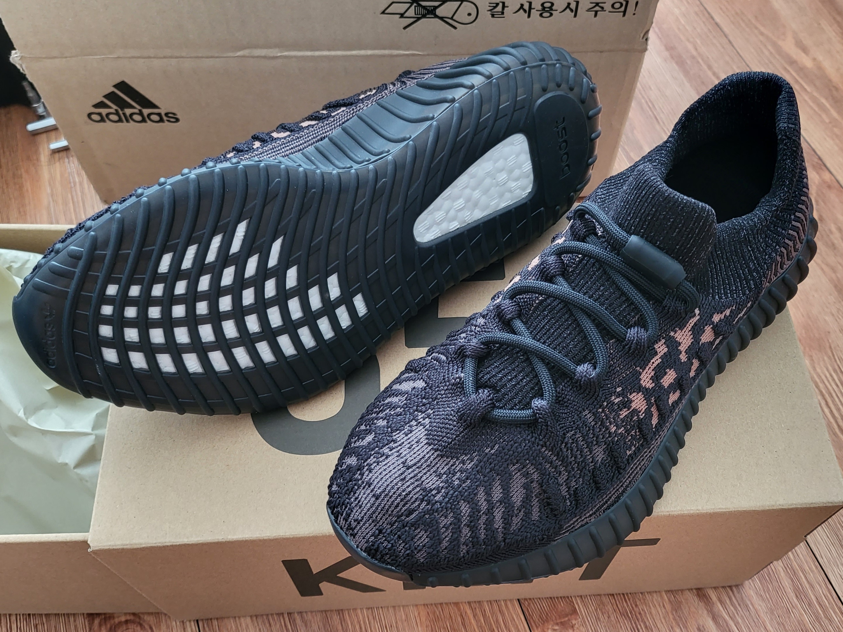 Adidas Yeezy 350 V2 CMPCT Slate Carbon 착용 스타일 - 3