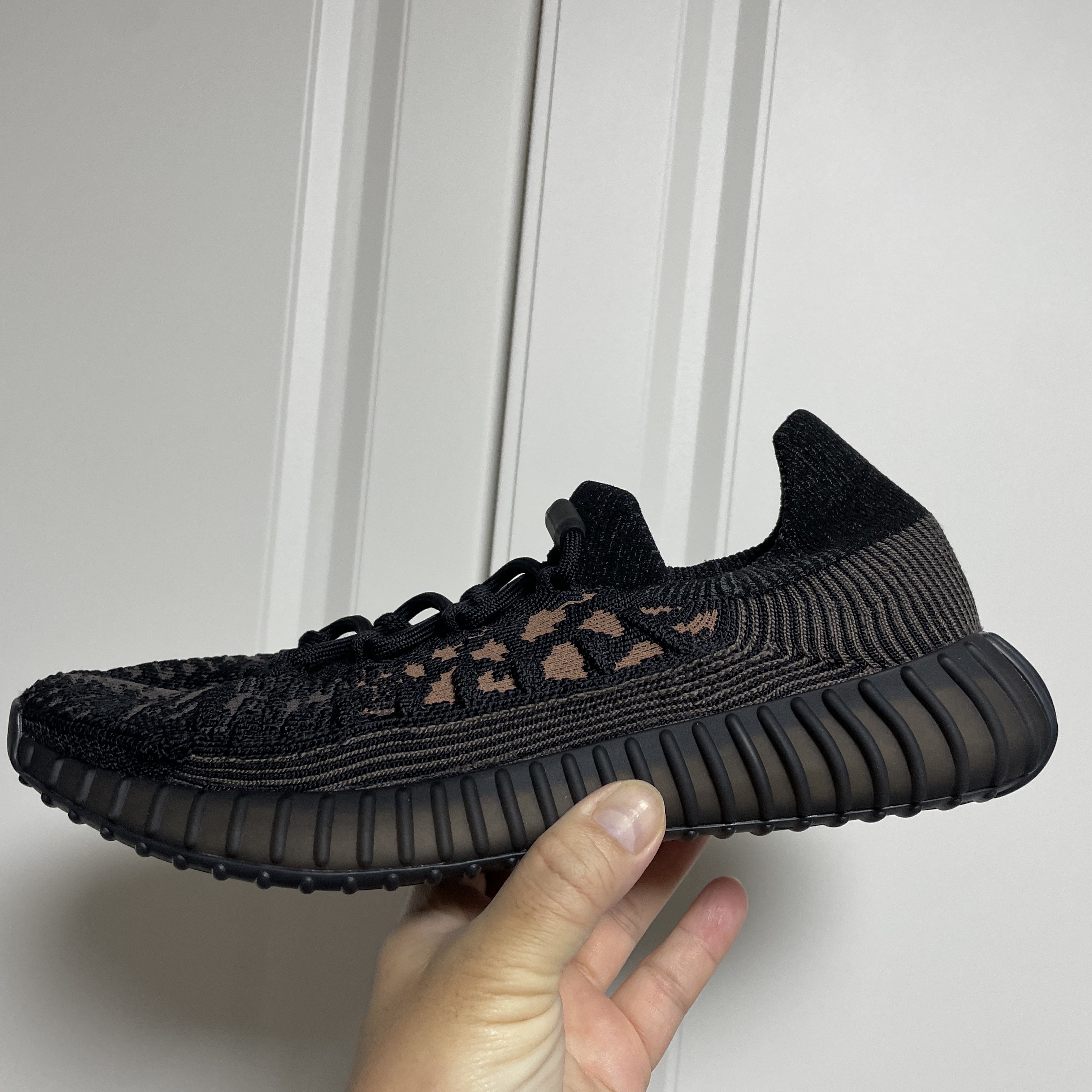 Adidas Yeezy 350 V2 CMPCT Slate Carbon 착용 스타일 - 3