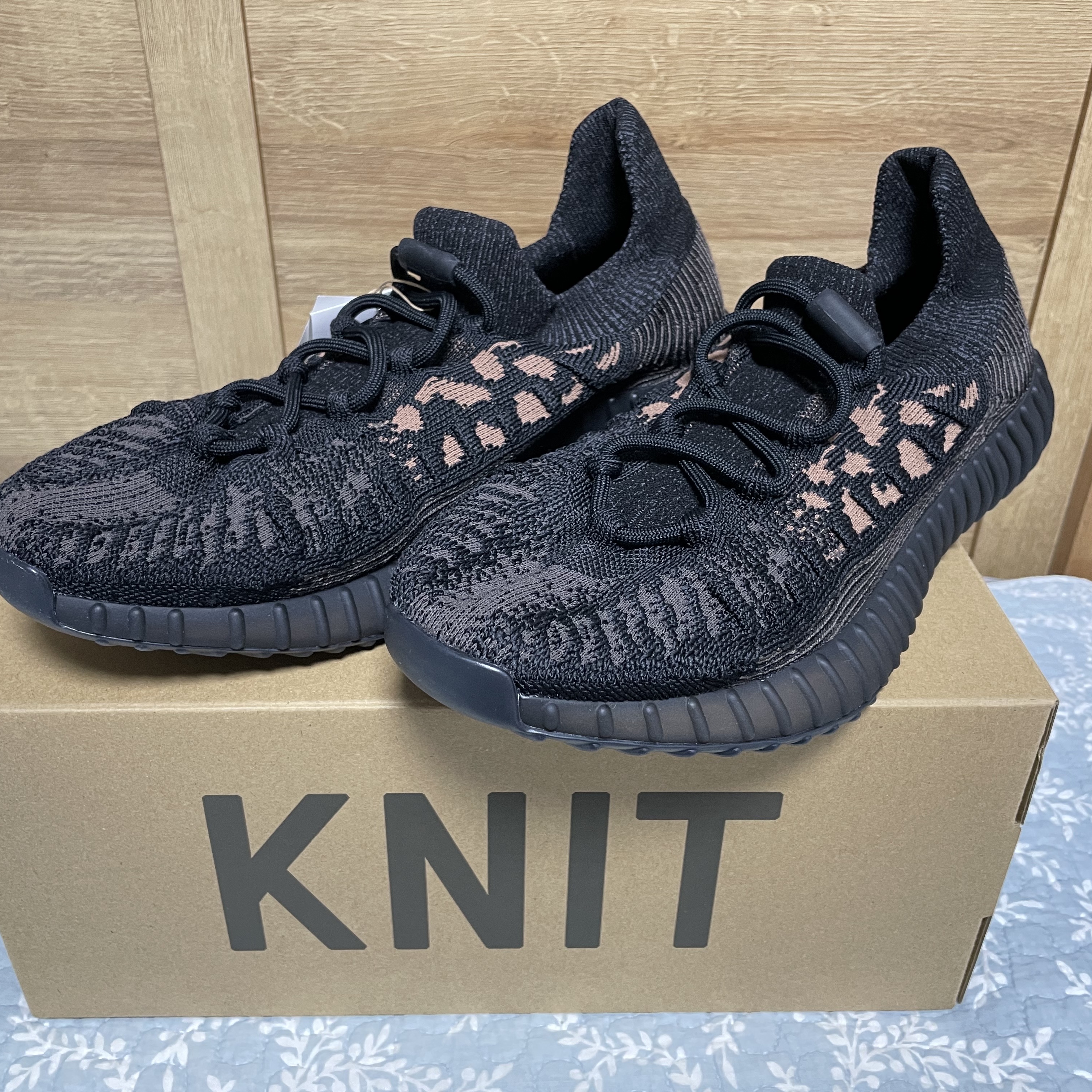 Adidas Yeezy 350 V2 CMPCT Slate Carbon 착용 스타일 - 1