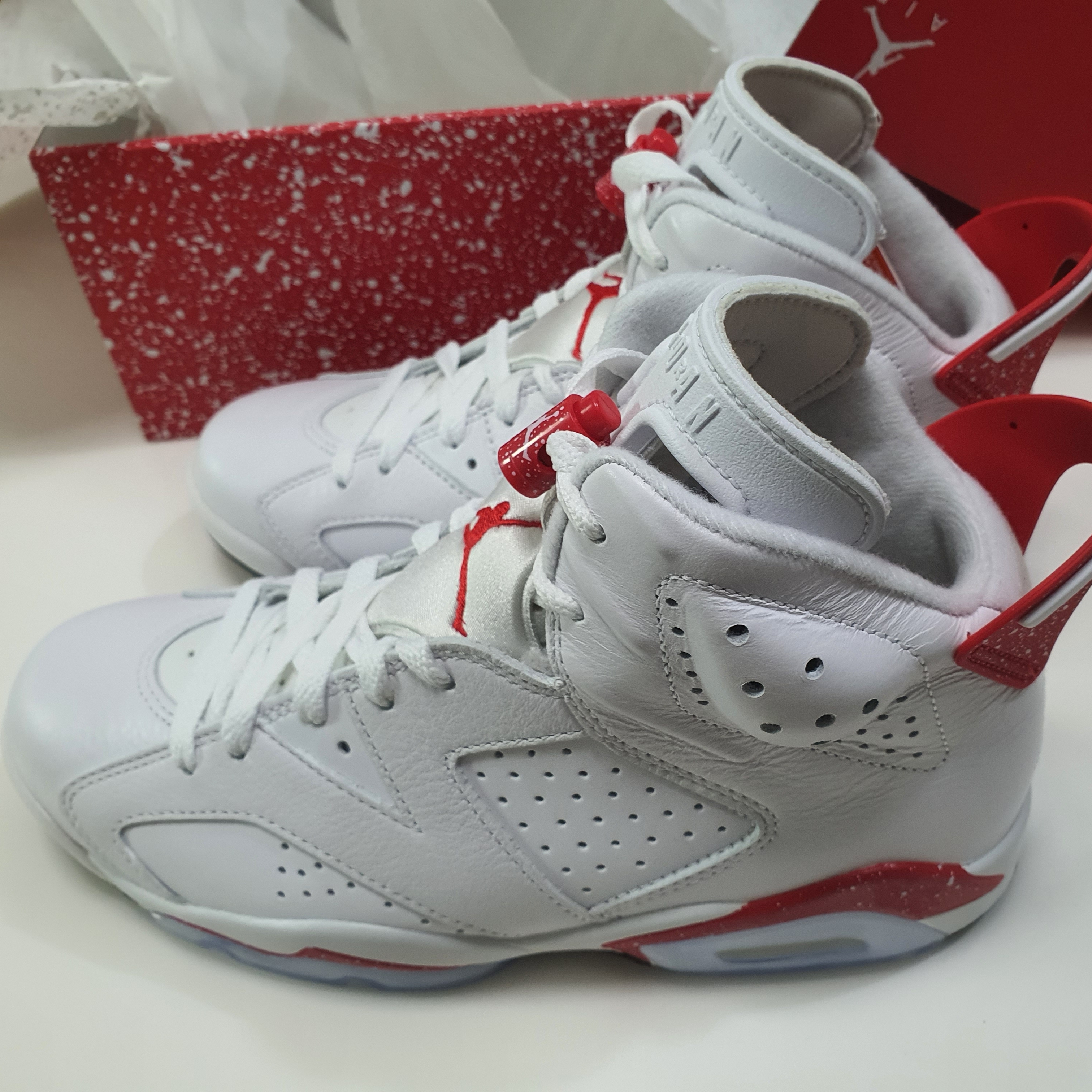 Jordan 6 Retro White and University Red 착용 스타일 - 2