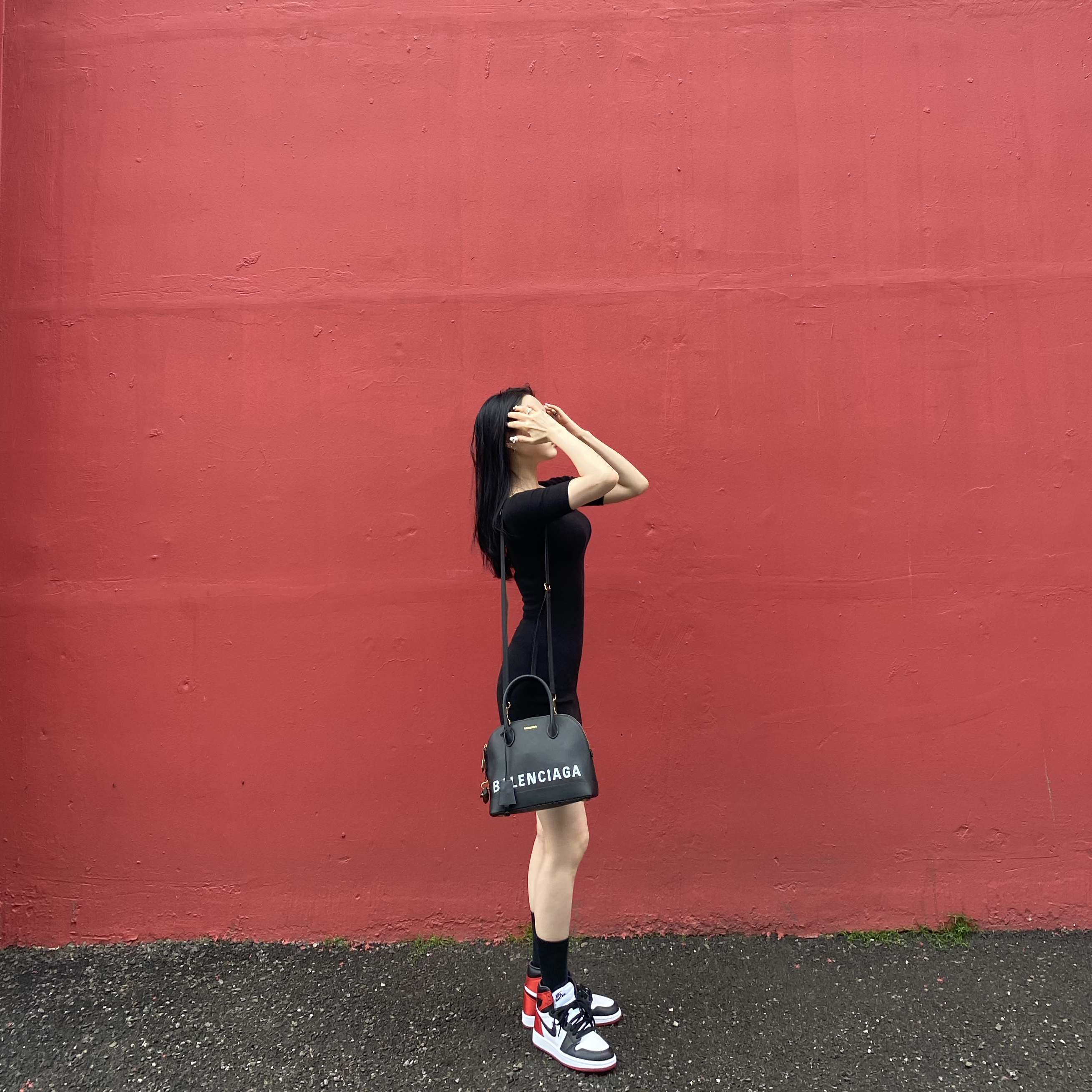 (W) Jordan 1 Retro High Satin Red 착용 스타일 - 2