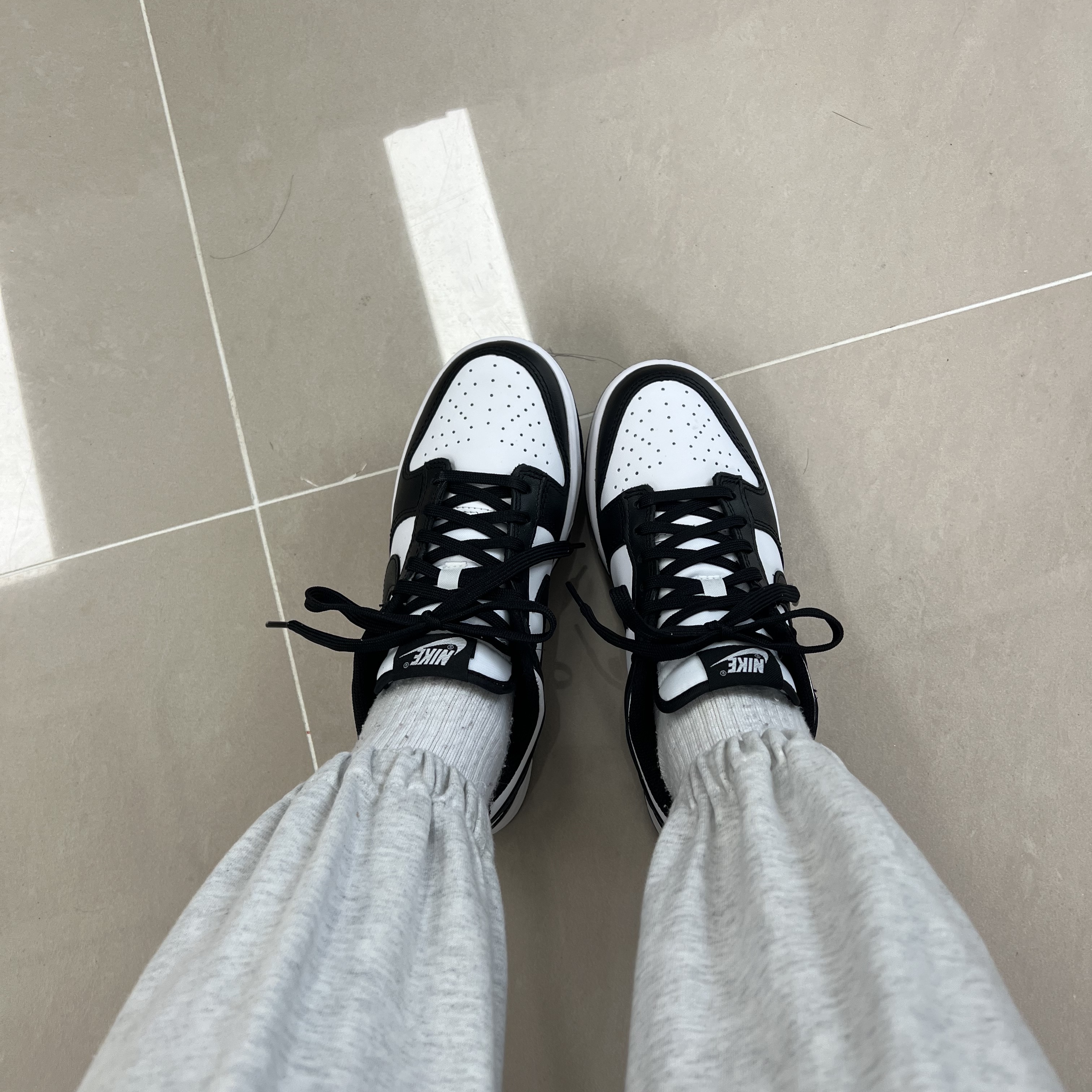 (W) Nike Dunk Low Black 착용 스타일 - 1