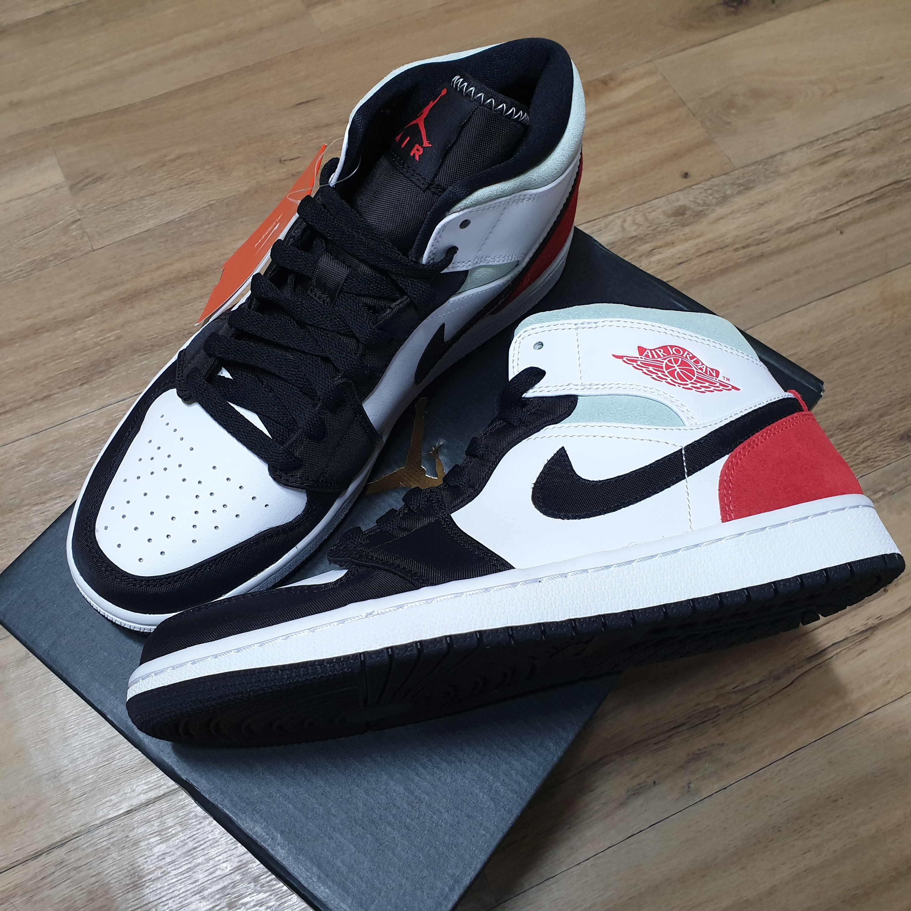 Jordan 1 Mid SE Track Red 착용 스타일