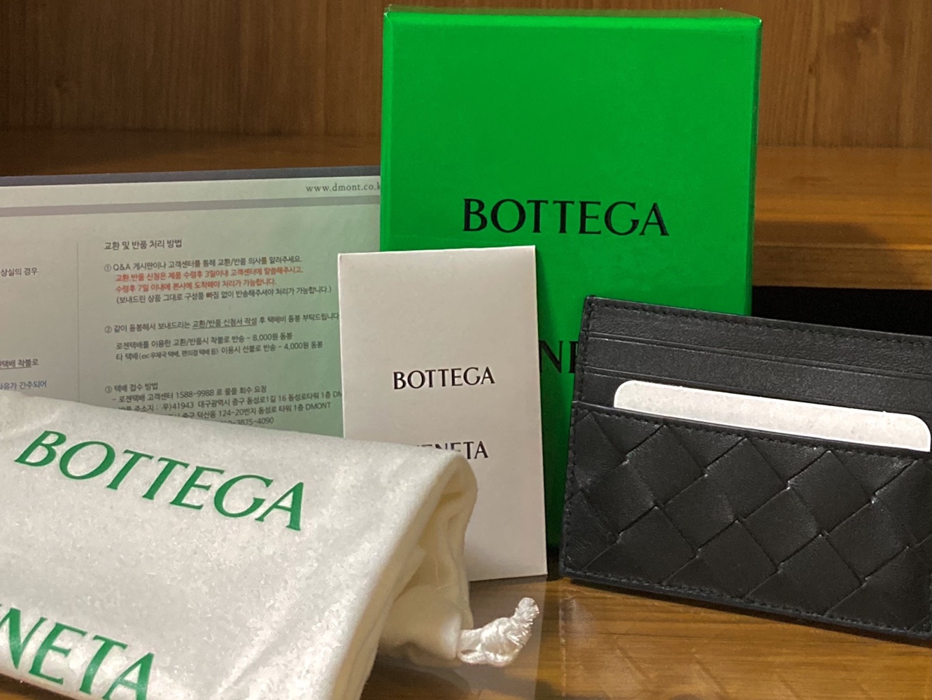 Bottega Veneta Credit Card Case Black 착용 스타일