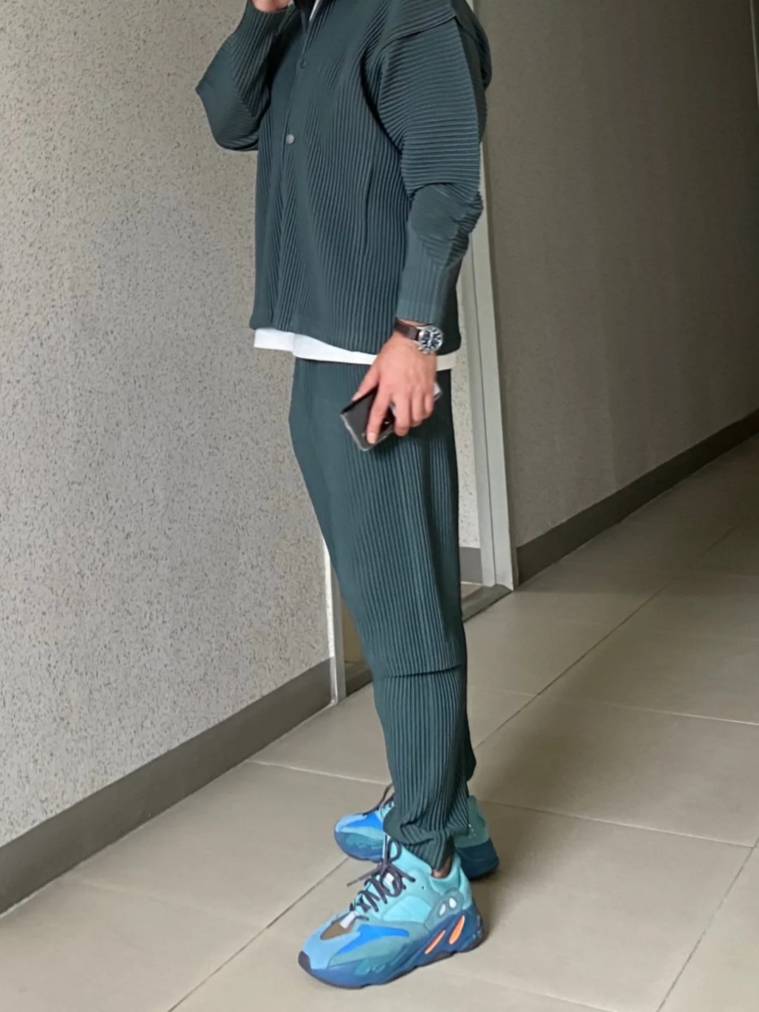 Adidas Yeezy Boost 700 Fade Azure 착용 스타일
