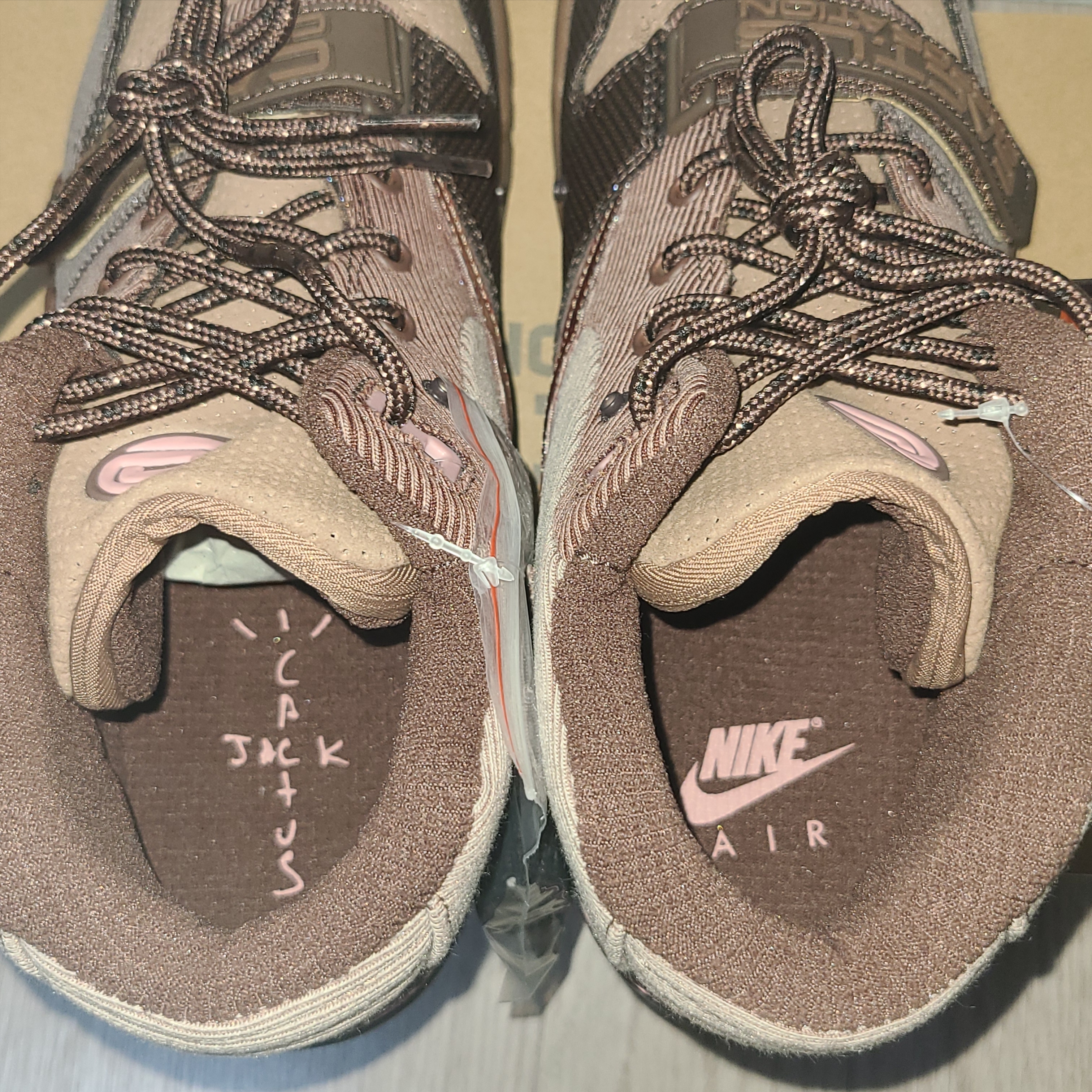 Nike x Travis Scott Air Trainer 1 Archaeo Brown and Rust Pink 착용 스타일 - 2