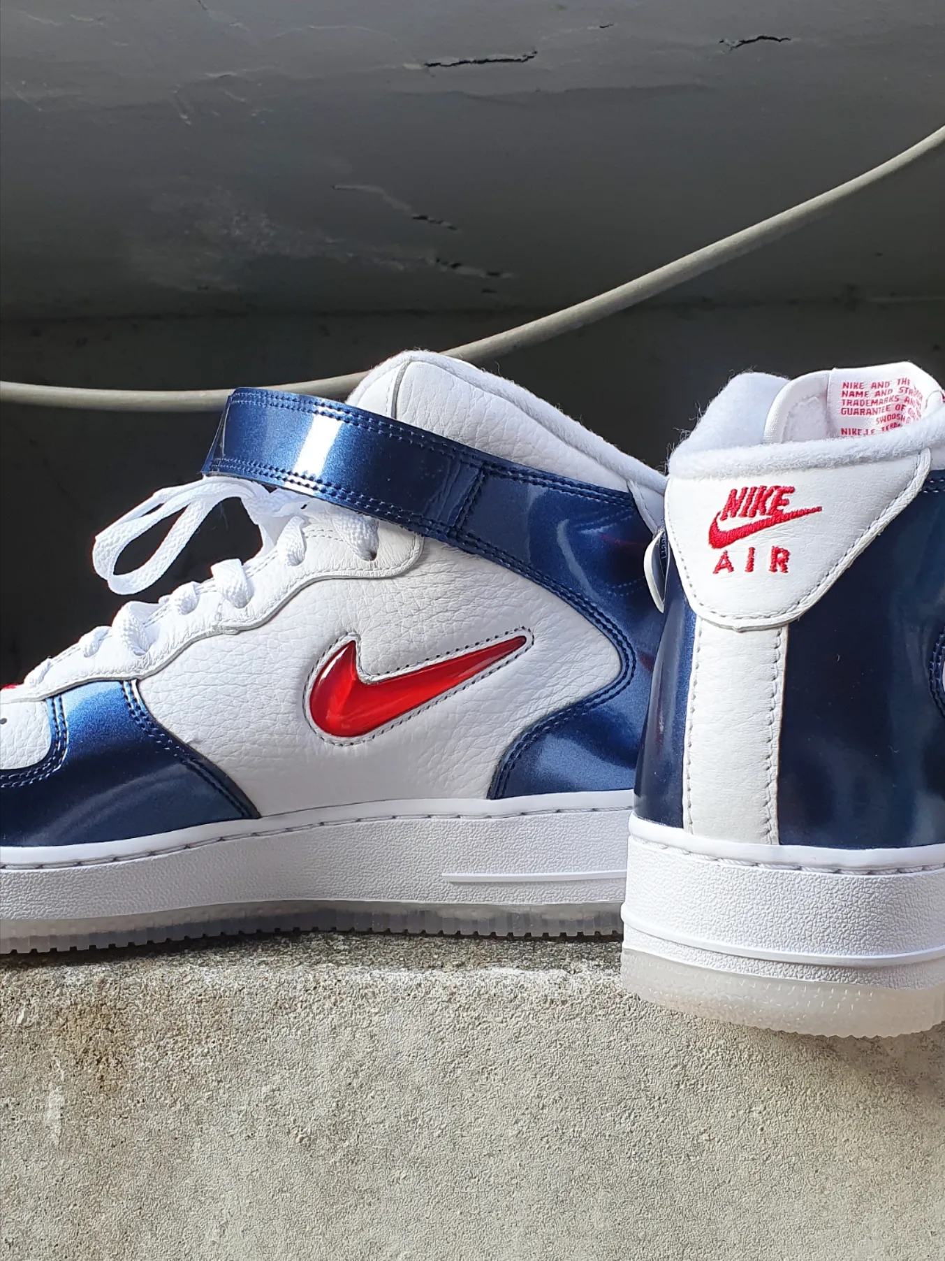 Nike Air Force 1 Mid QS University Red and Midnight Navy 착용 스타일 - 5