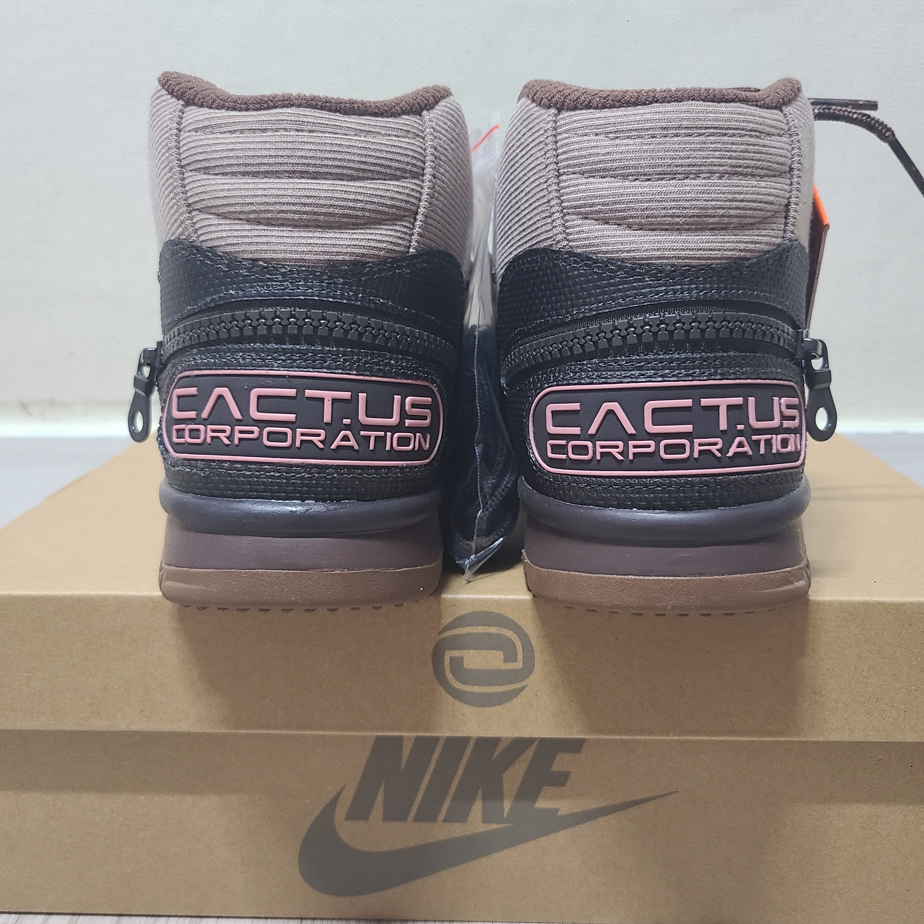 Nike x Travis Scott Air Trainer 1 Archaeo Brown and Rust Pink 착용 스타일 - 3