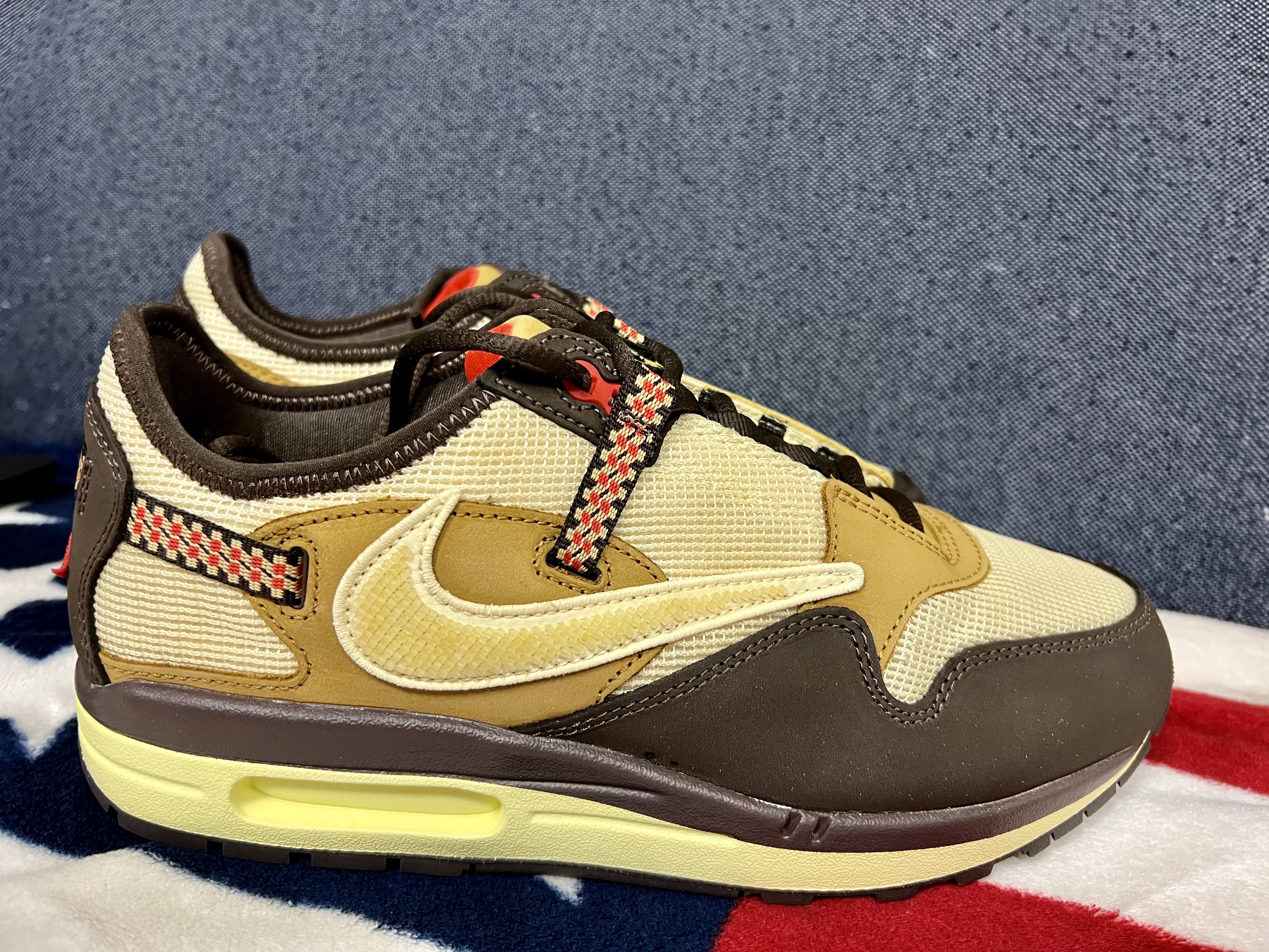 Jordan 1 Retro High Not for Resale Varsity Red, Nike x Travis Scott Air Max 1 Cact.us Brown 착용 스타일 - 2