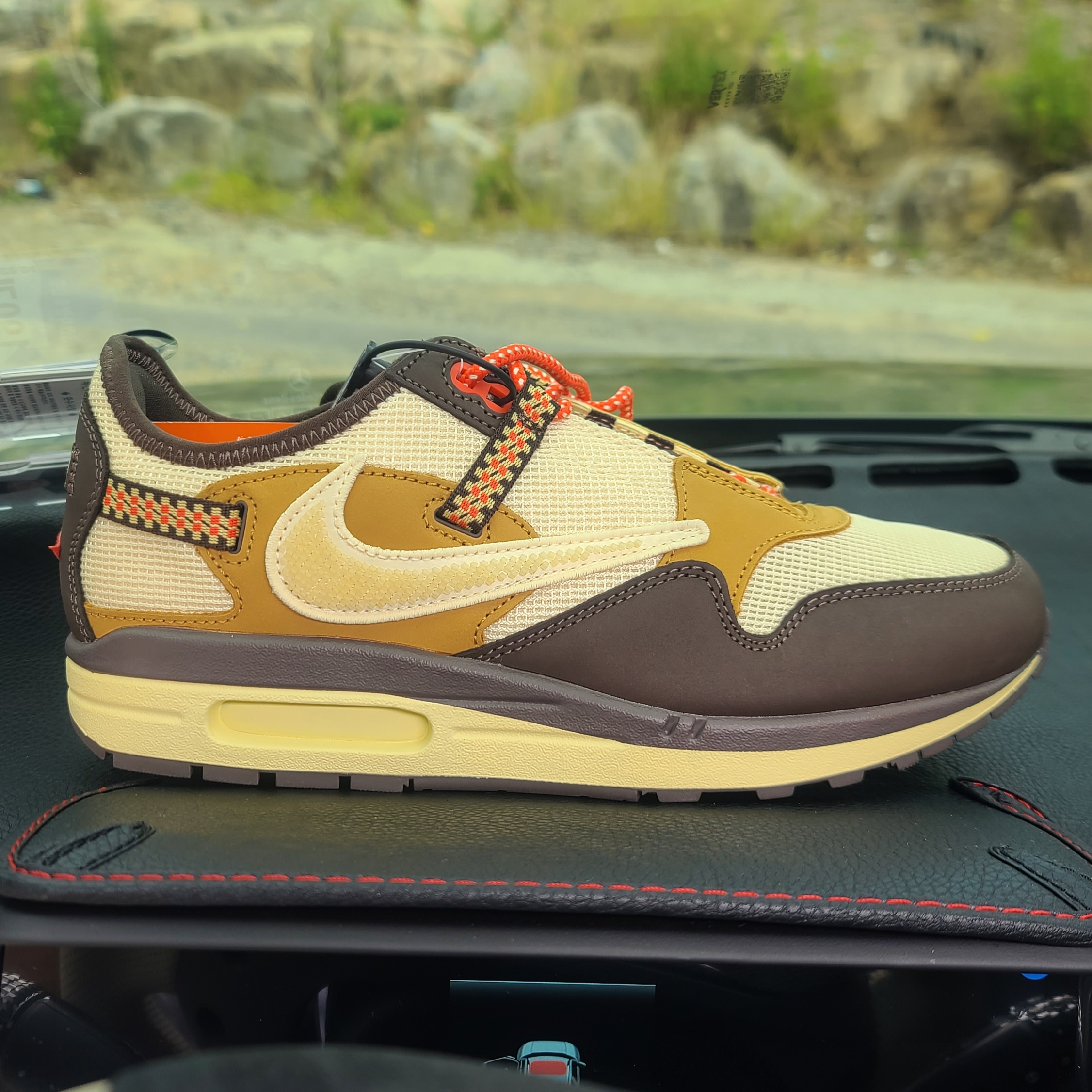 Nike x Travis Scott Air Max 1 Cact.us Brown 착용 스타일 - 1