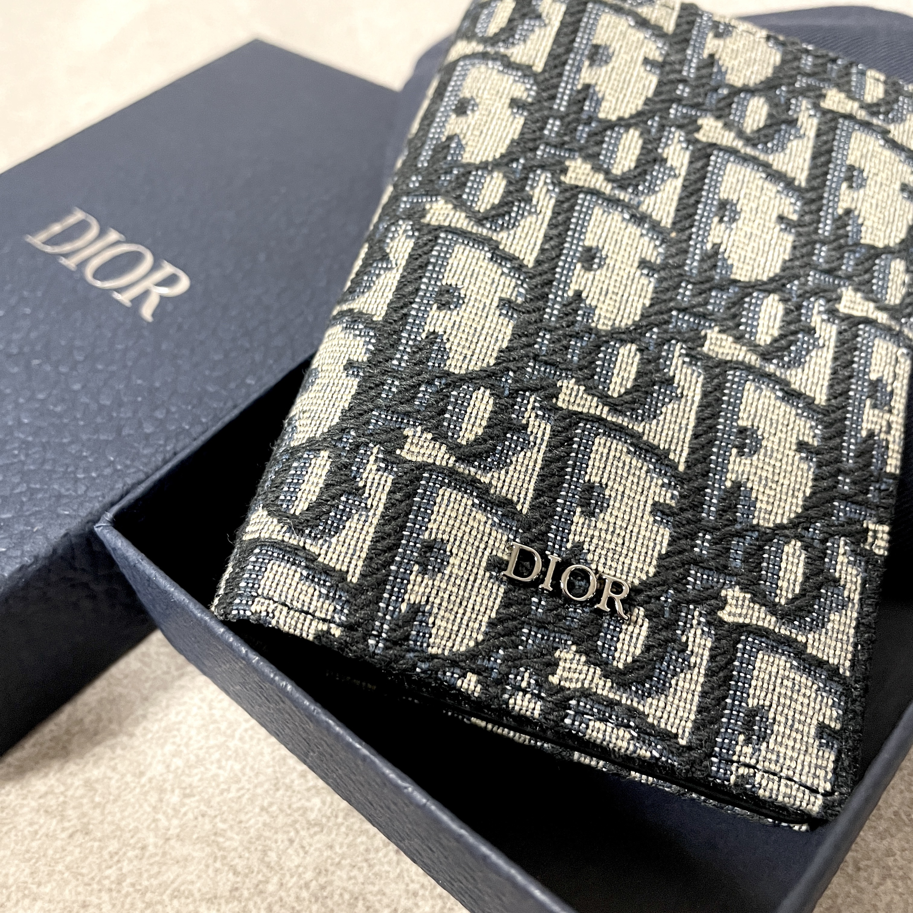 Dior Bi-Fold Card Holder Beige & Black Dior Oblique Jacquard 착용 스타일