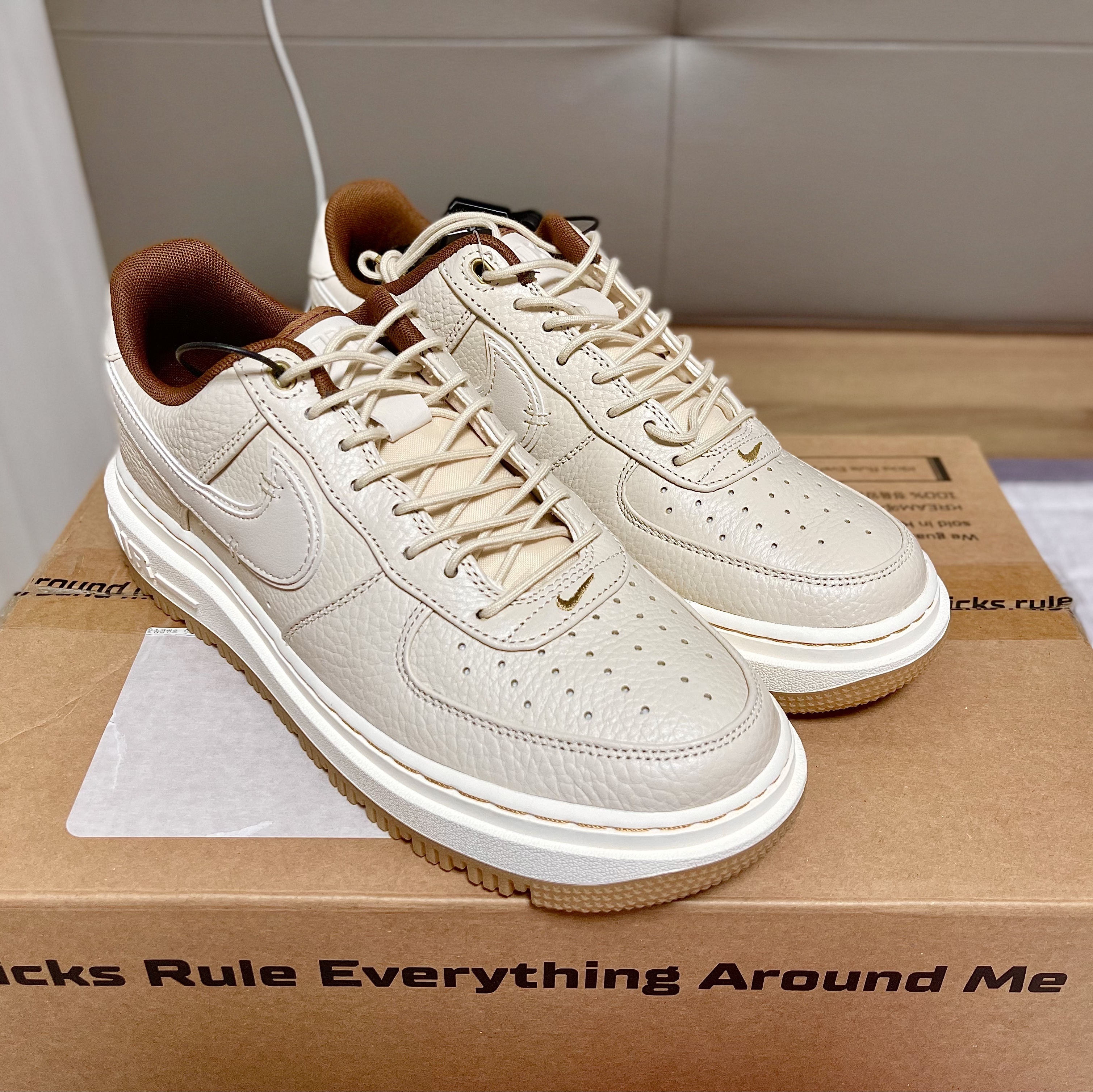Nike Air Force 1 Luxe Pearl White 착용 스타일 - 1