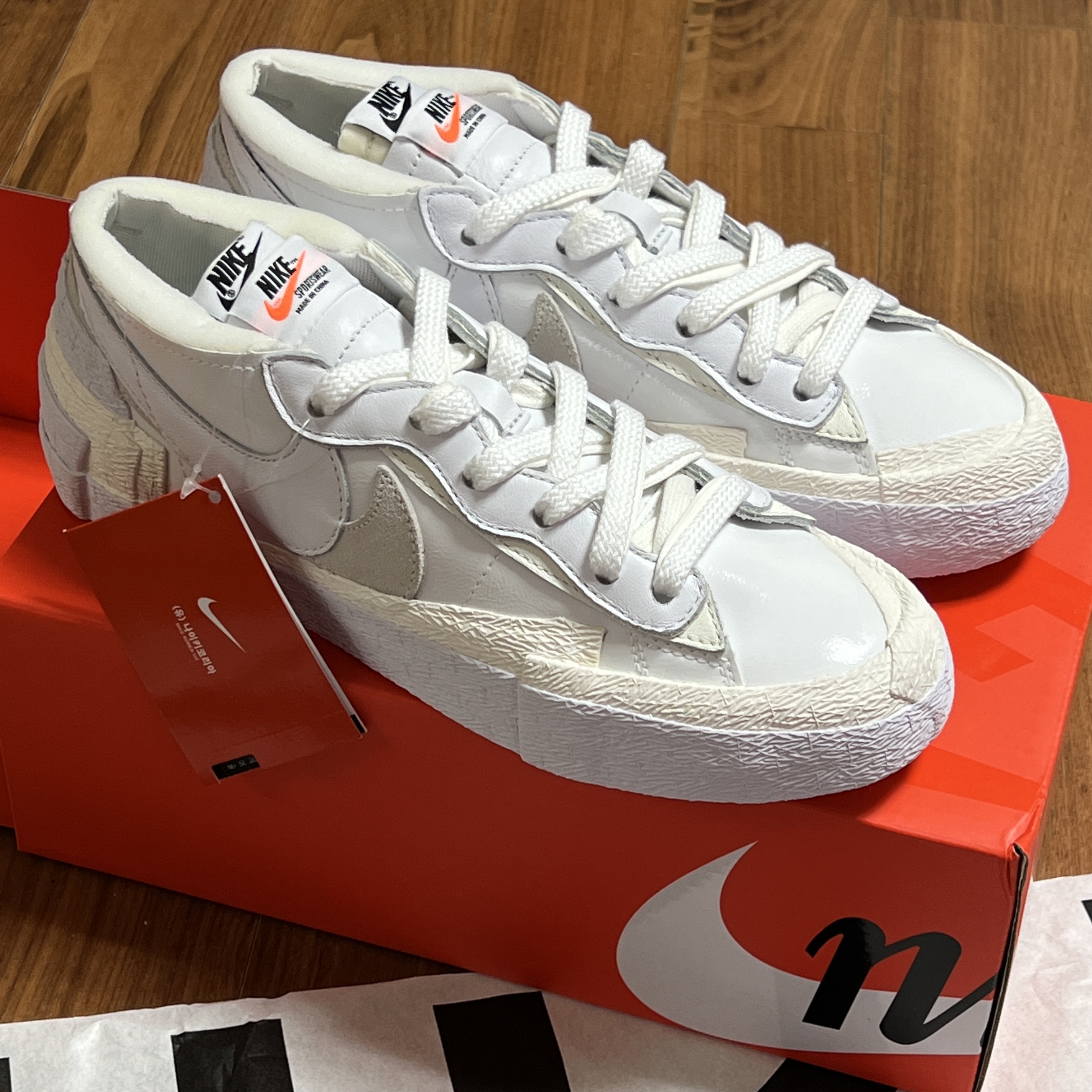 Nike x Sacai Blazer Low White Patent Leather 착용 스타일 - 2