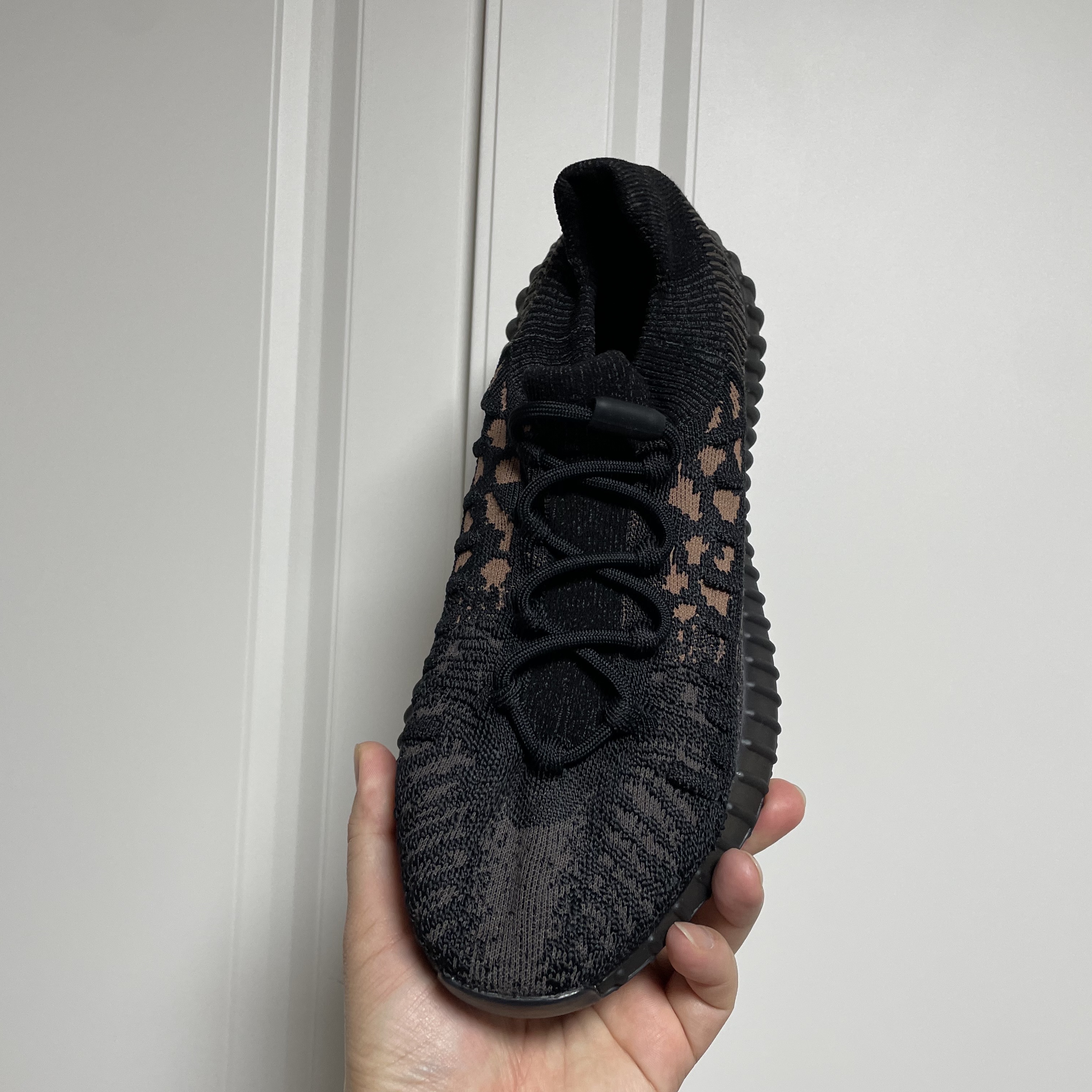 Adidas Yeezy 350 V2 CMPCT Slate Carbon 착용 스타일 - 4