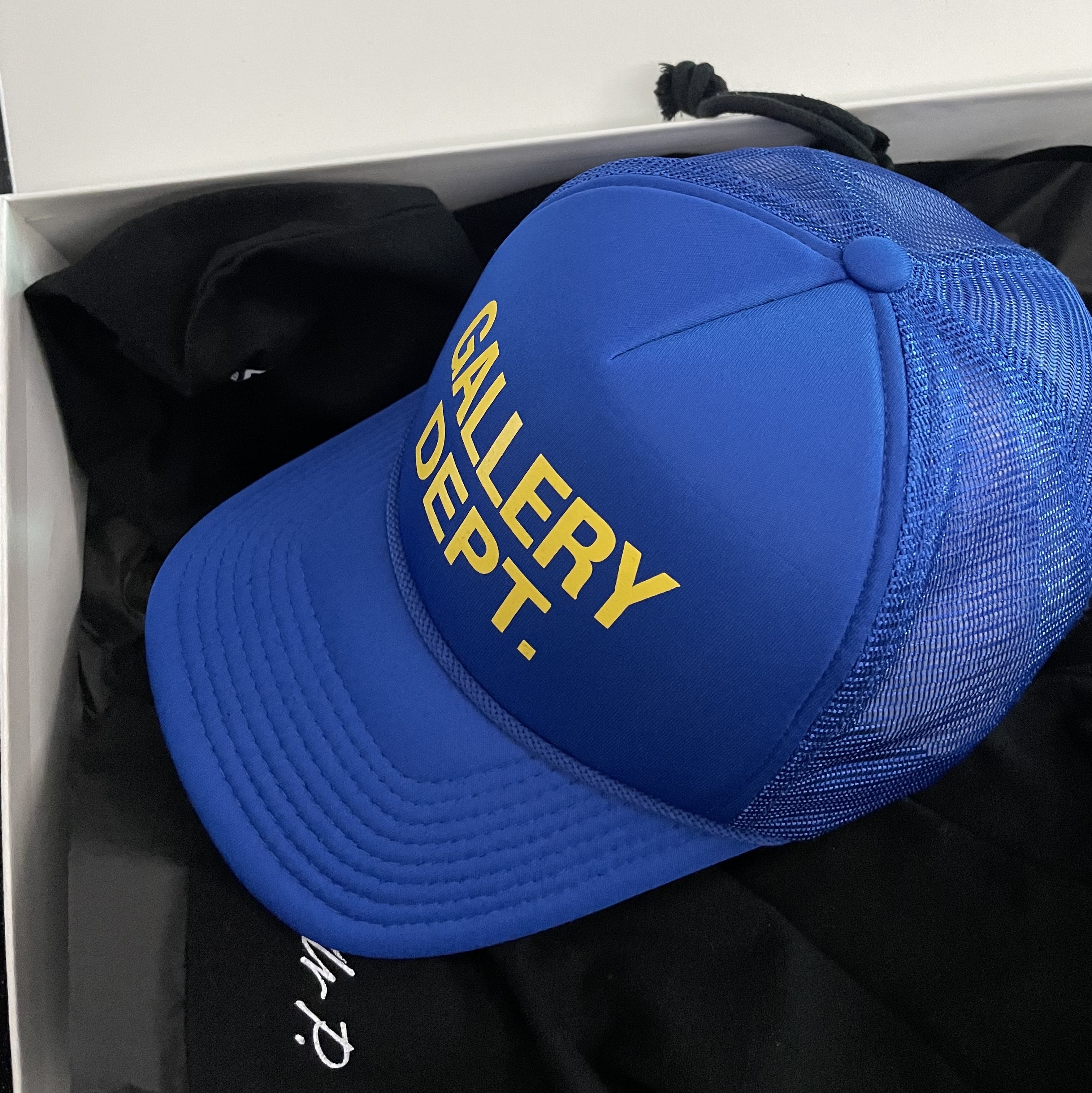 Gallery Dept. GD Trucker Cap Royal 착용 스타일