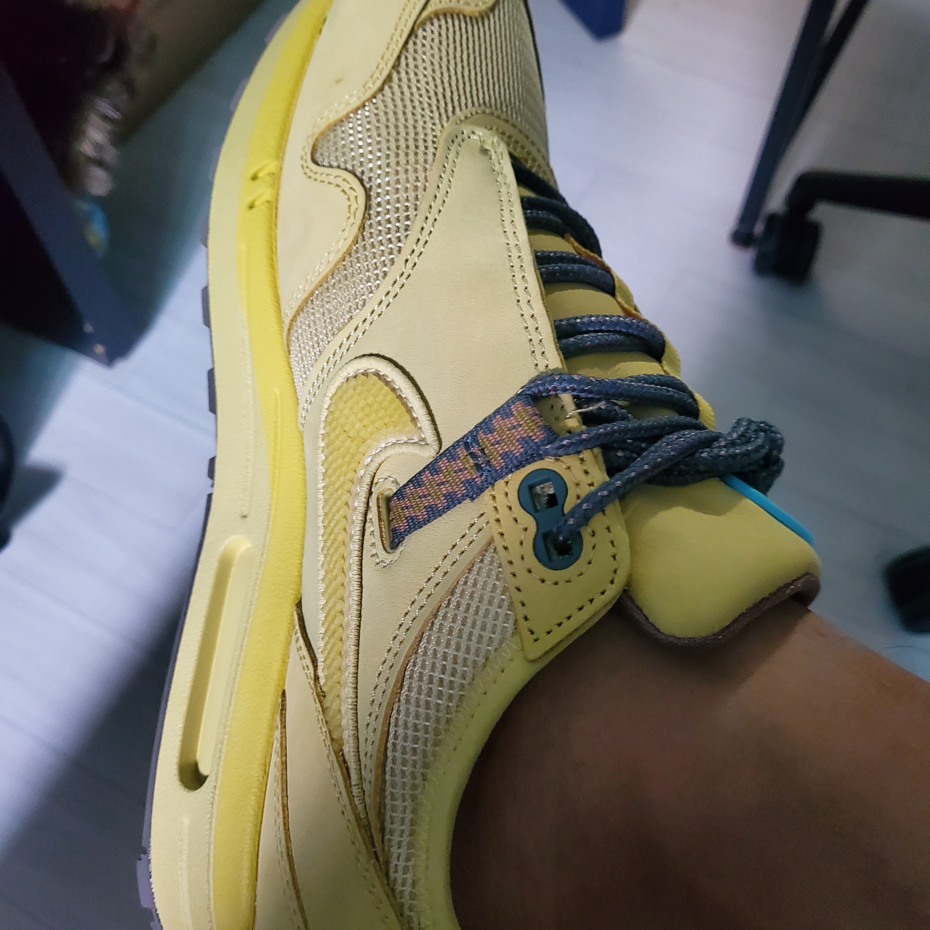 Nike x Travis Scott Air Max 1 Cact.us Gold 착용 스타일 - 3