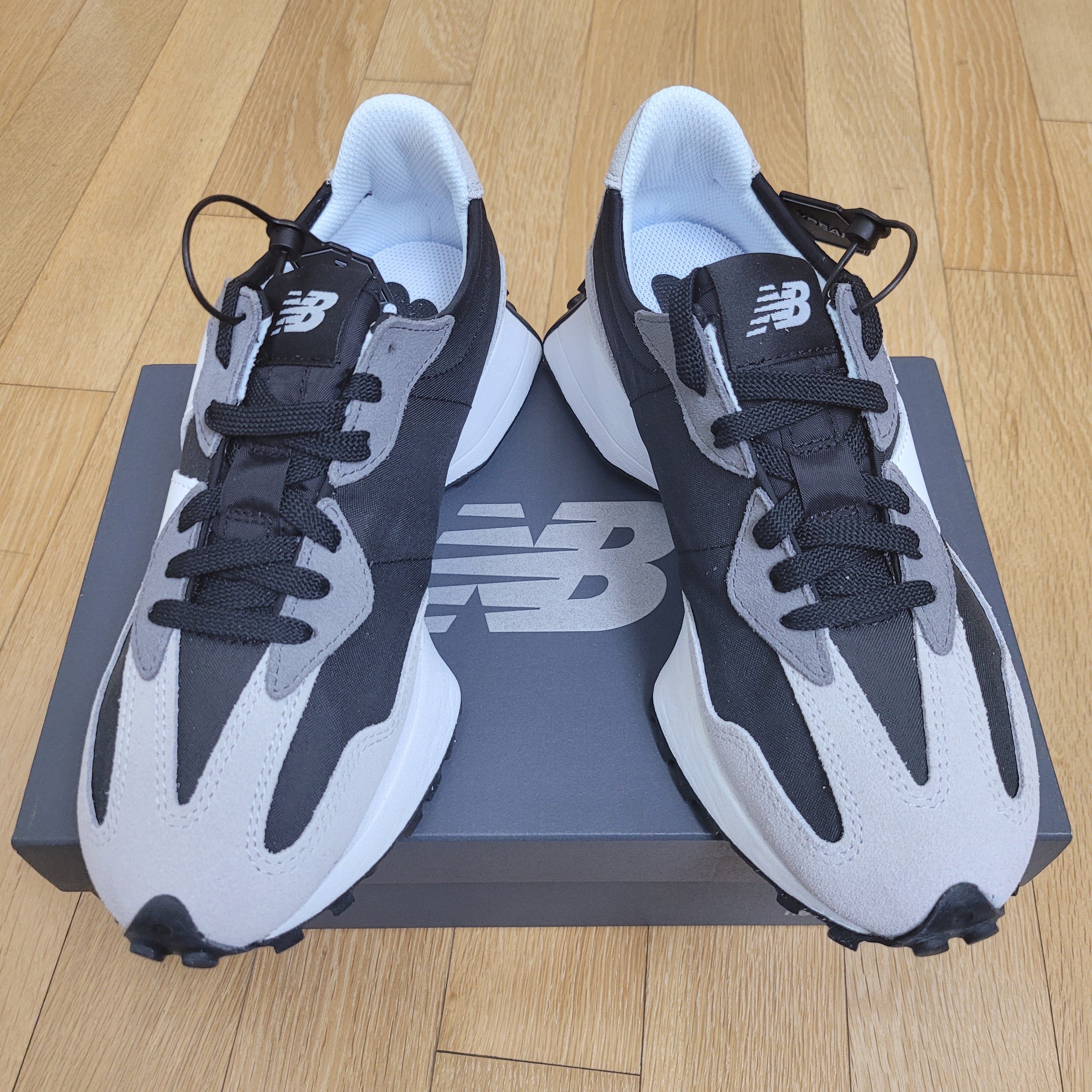 New Balance 327 Black Grey, New Balance 327 Shifted White Pack 착용 스타일 - 2