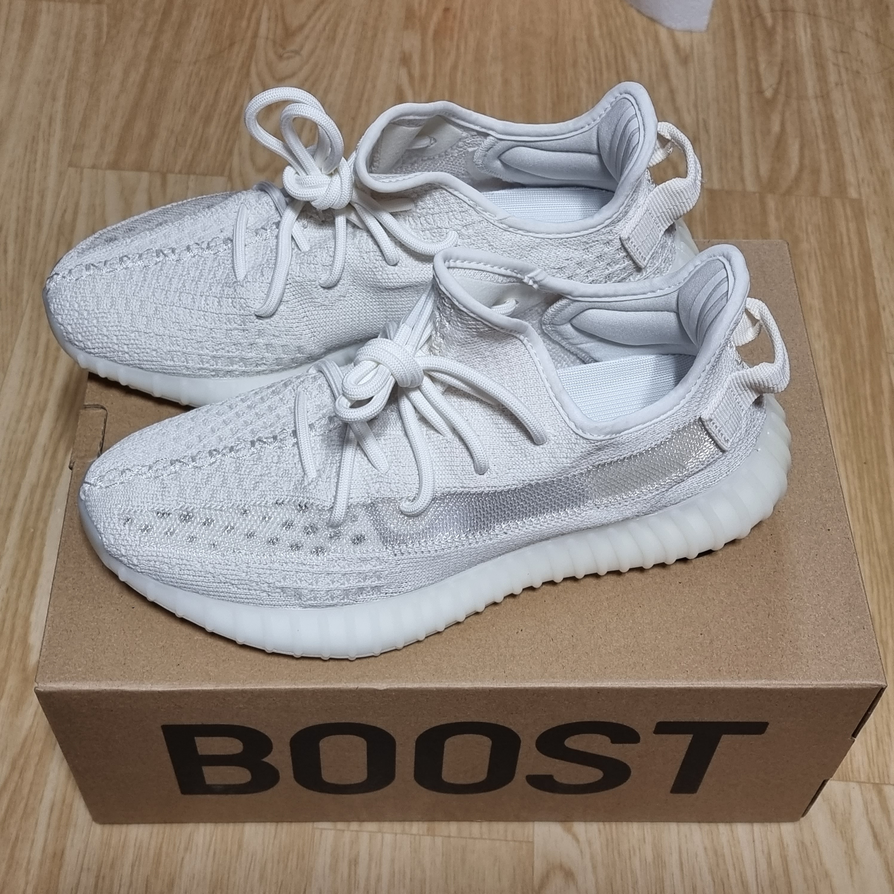 Adidas Yeezy Boost 350 V2 Bone 착용 스타일
