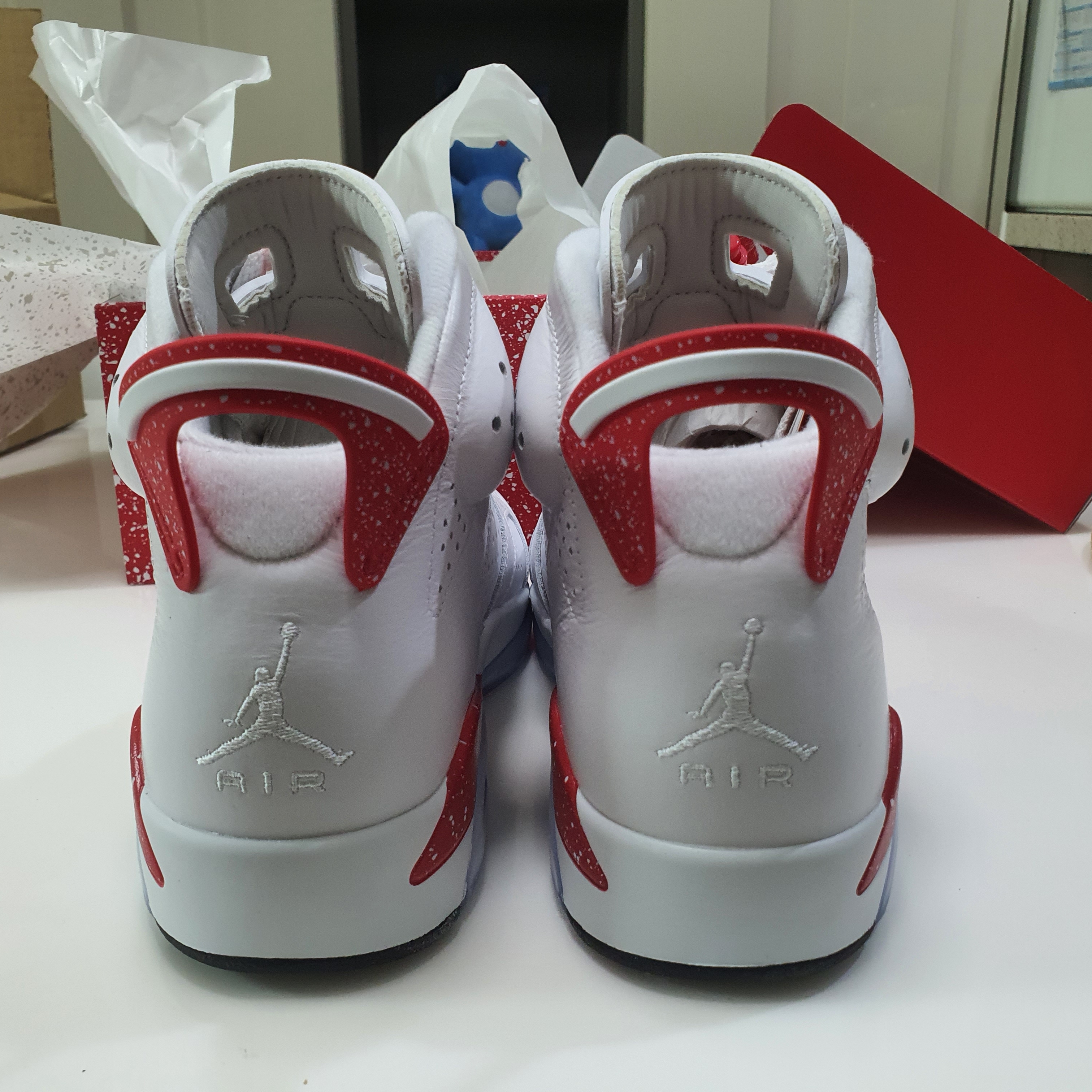 Jordan 6 Retro White and University Red 착용 스타일 - 3