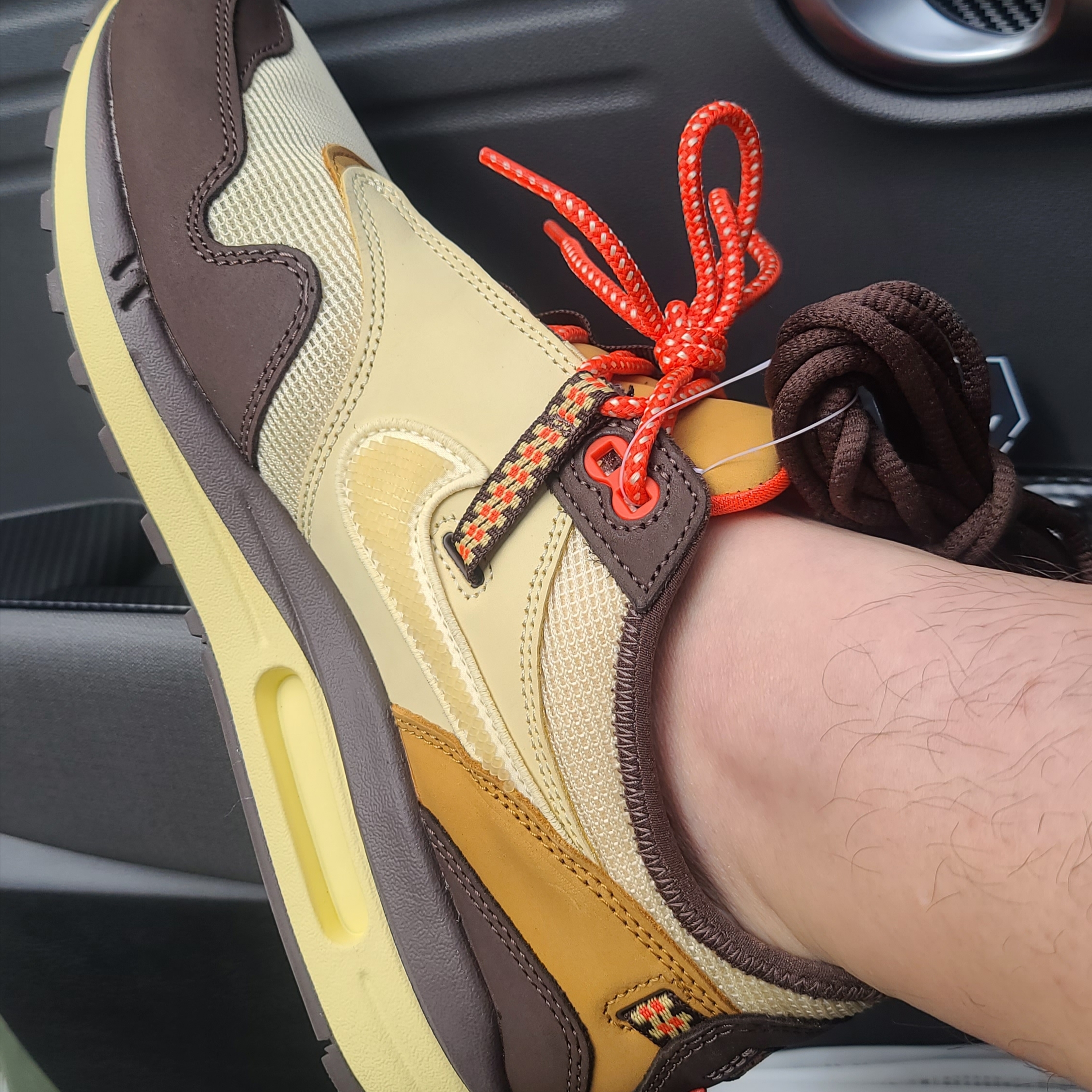 Nike x Travis Scott Air Max 1 Cact.us Brown 착용 스타일 - 3