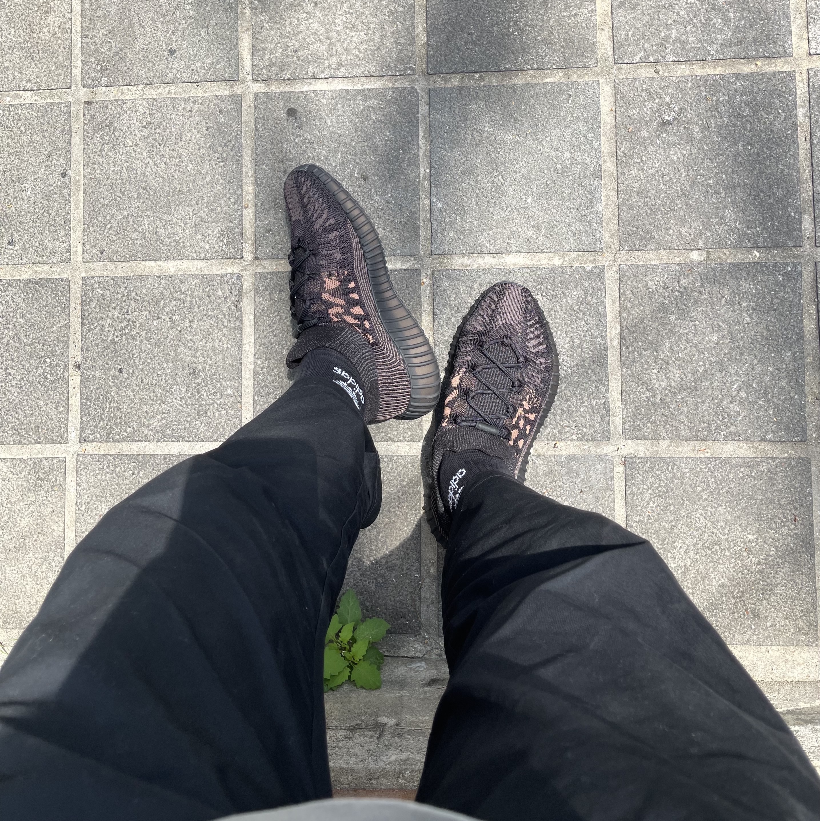 Adidas Yeezy 350 V2 CMPCT Slate Carbon 착용 스타일 - 1