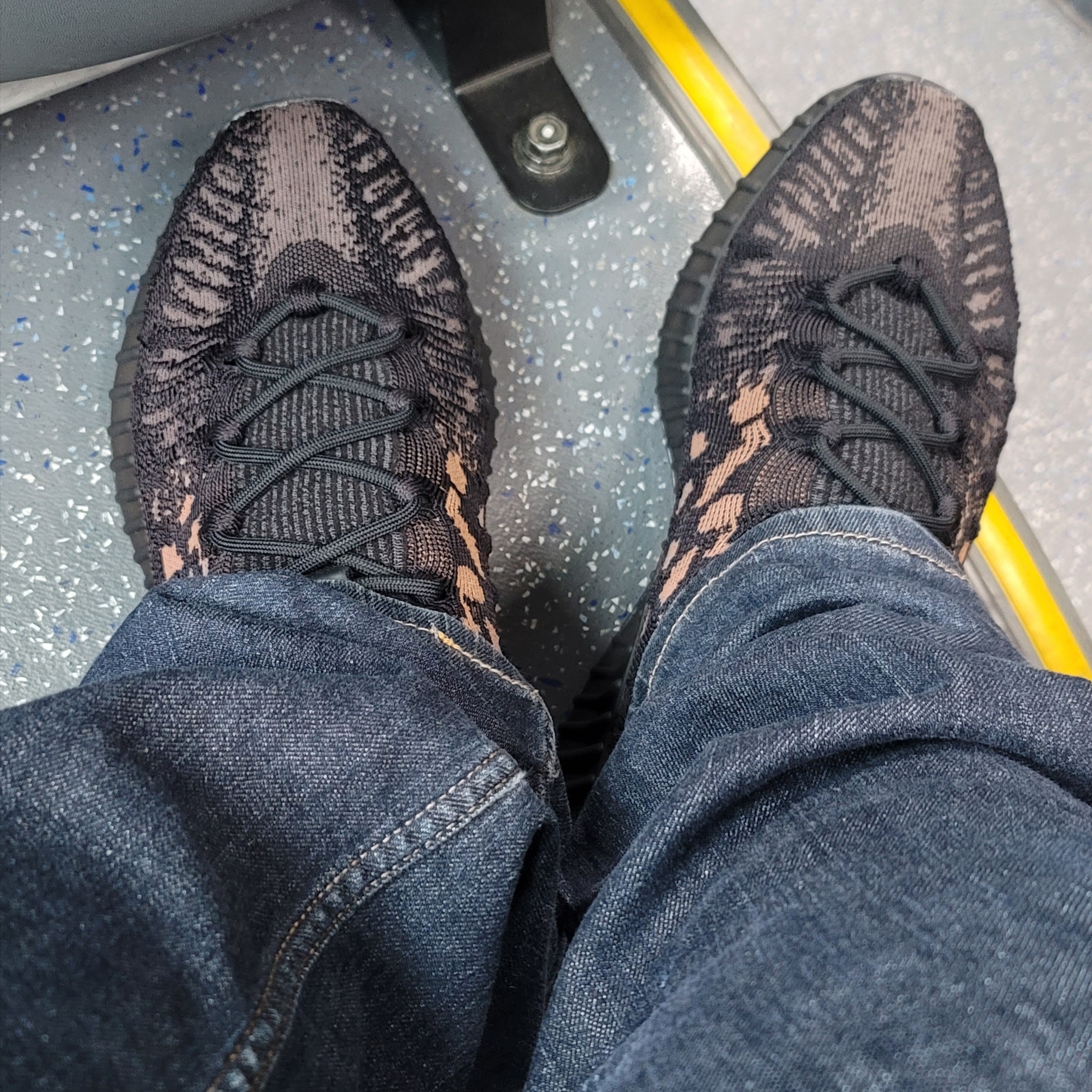 Adidas Yeezy 350 V2 CMPCT Slate Carbon 착용 스타일